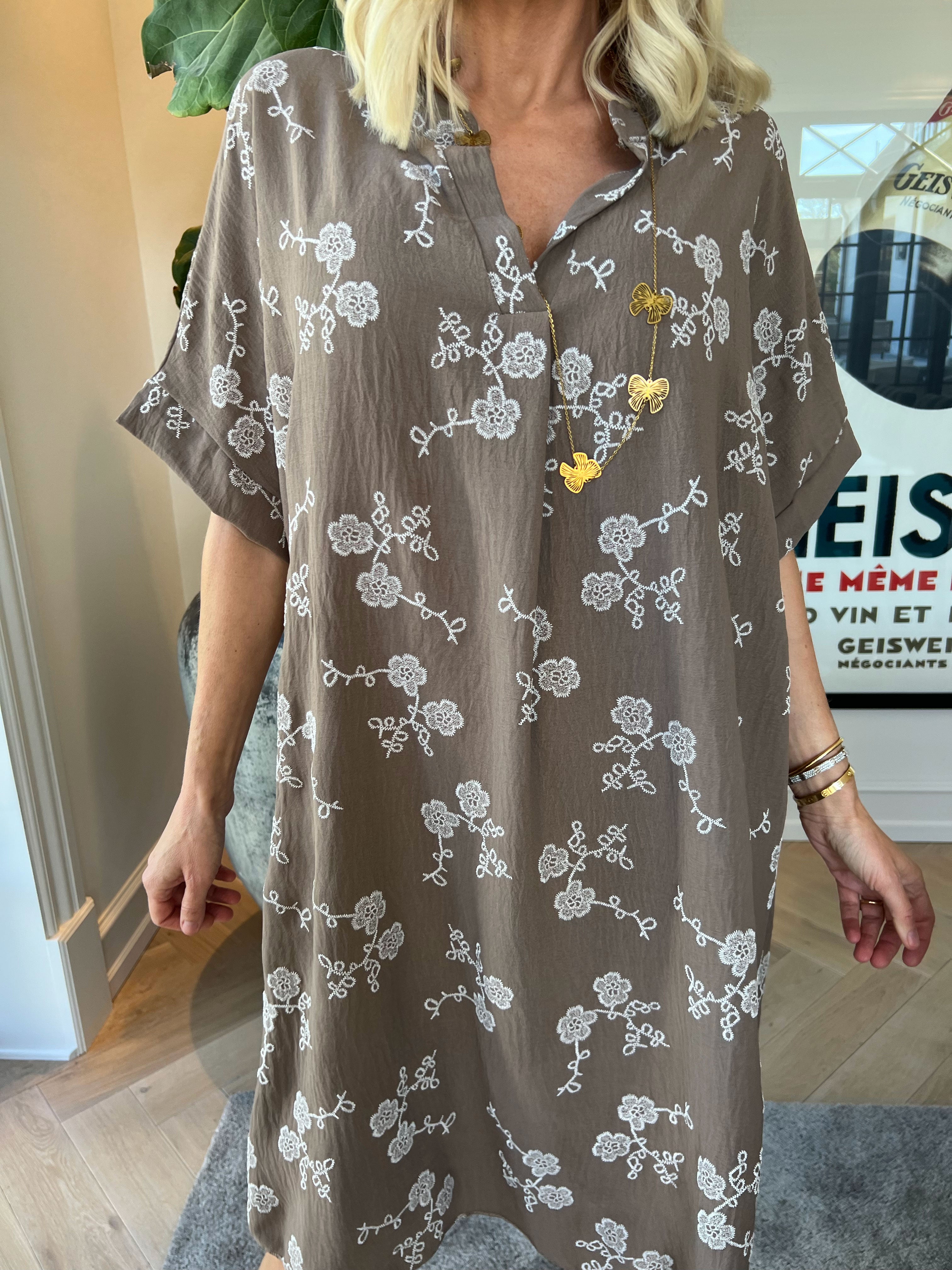Olina - Sød tunikakjole i en viskoseblanding med fine broderet blomster