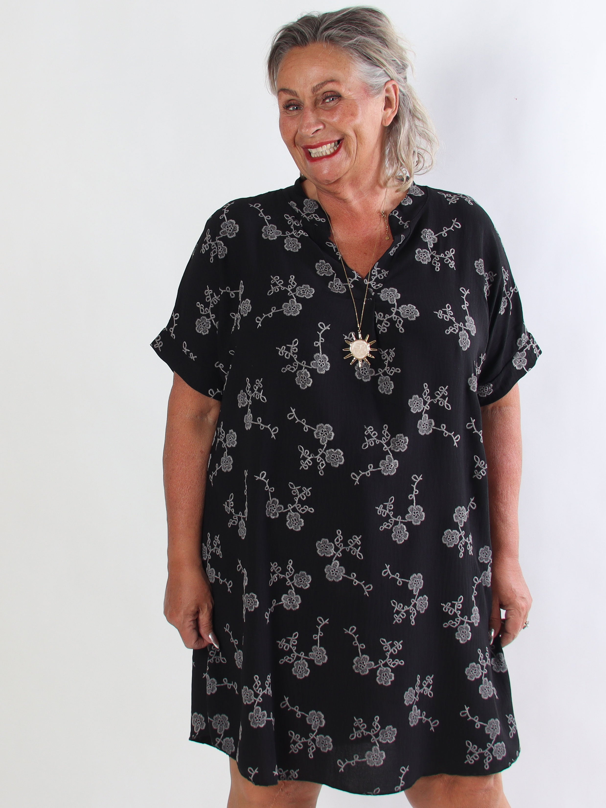 Olina - Plus size tunikakjole i en viskoseblanding med fine broderet blomster