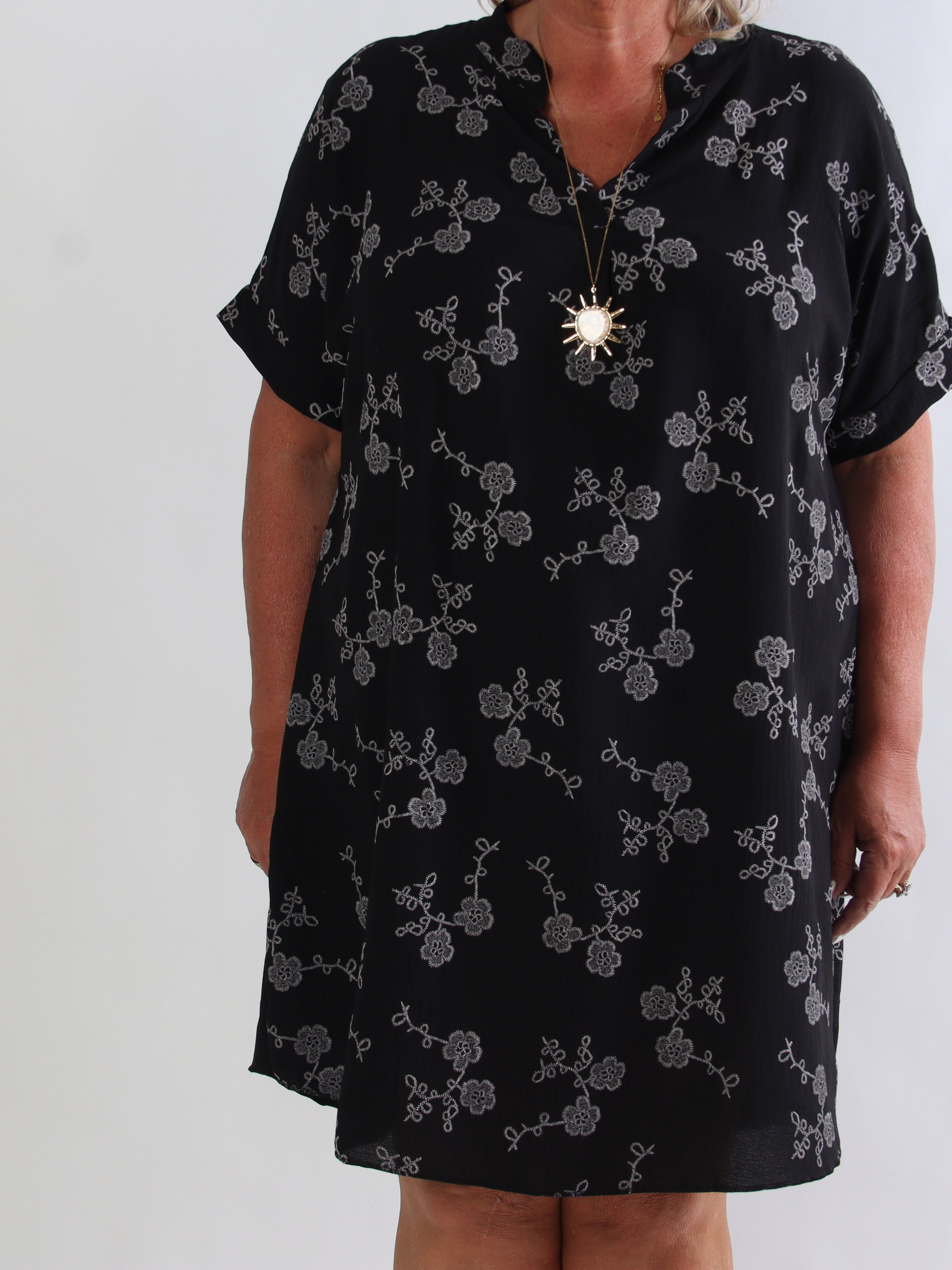 Olina - Plus size tunikakjole i en viskoseblanding med fine broderet blomster