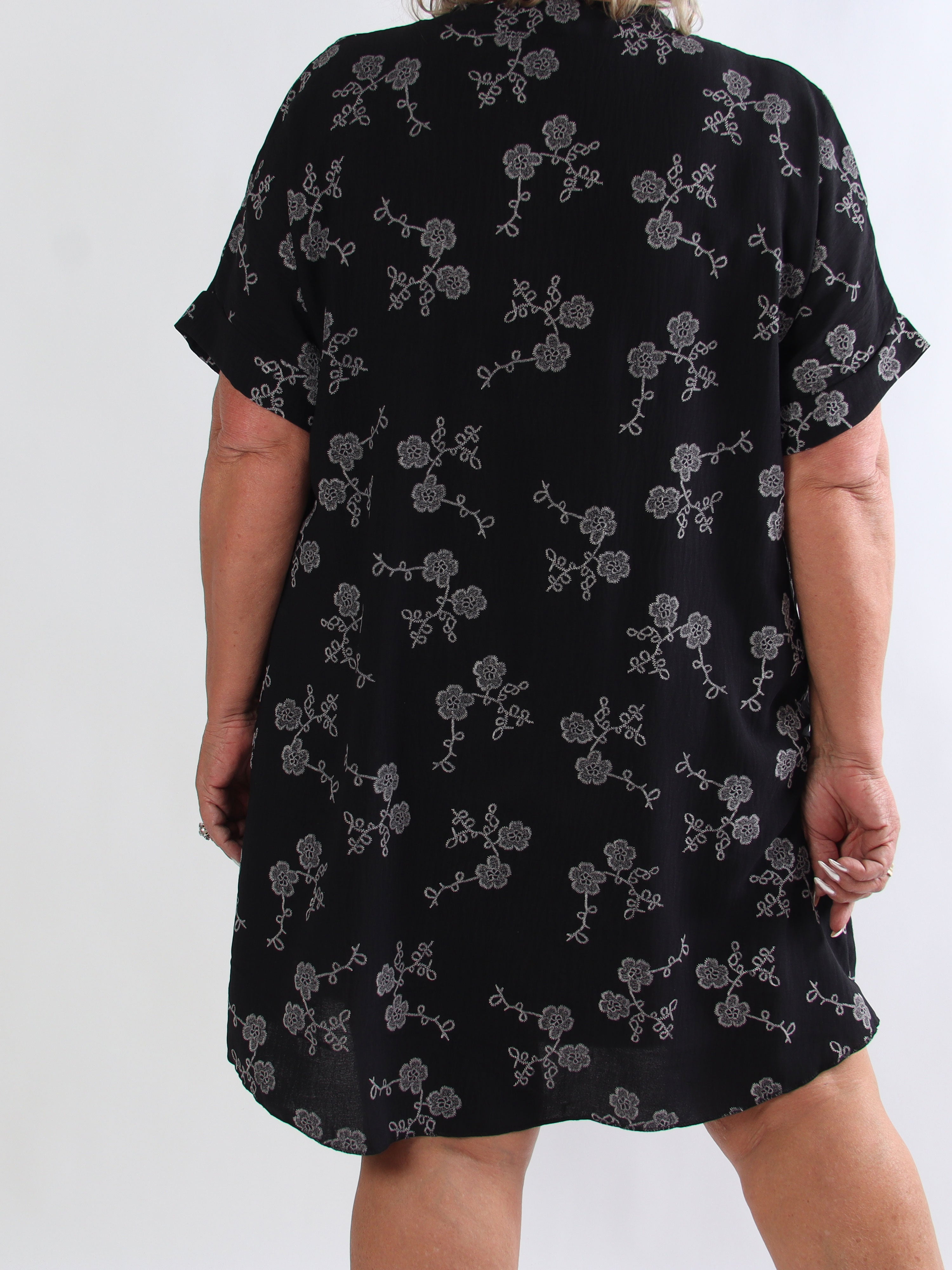 Olina - Plus size tunikakjole i en viskoseblanding med fine broderet blomster