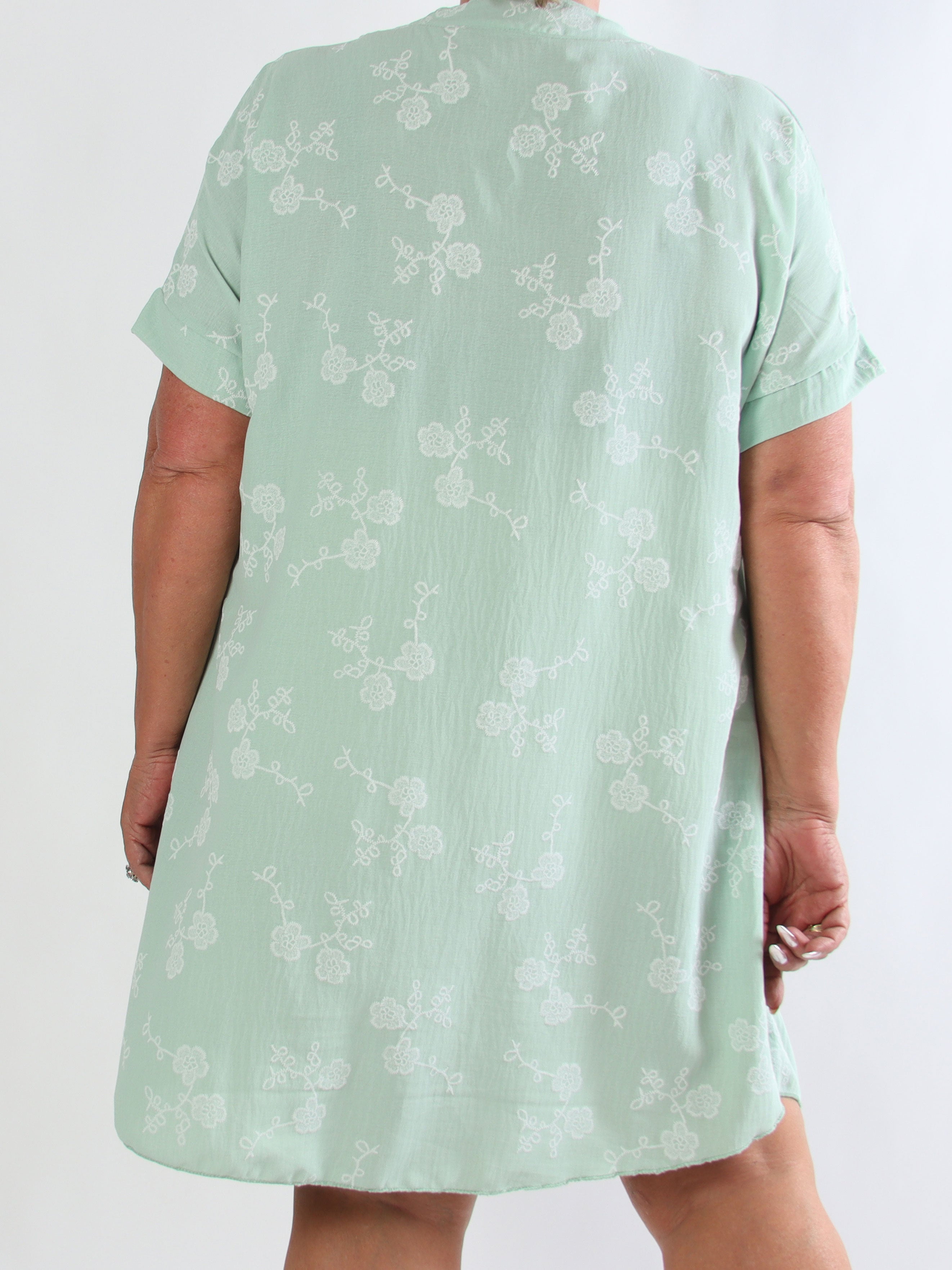 Olina - Plus size tunikakjole i en viskoseblanding med fine broderet blomster