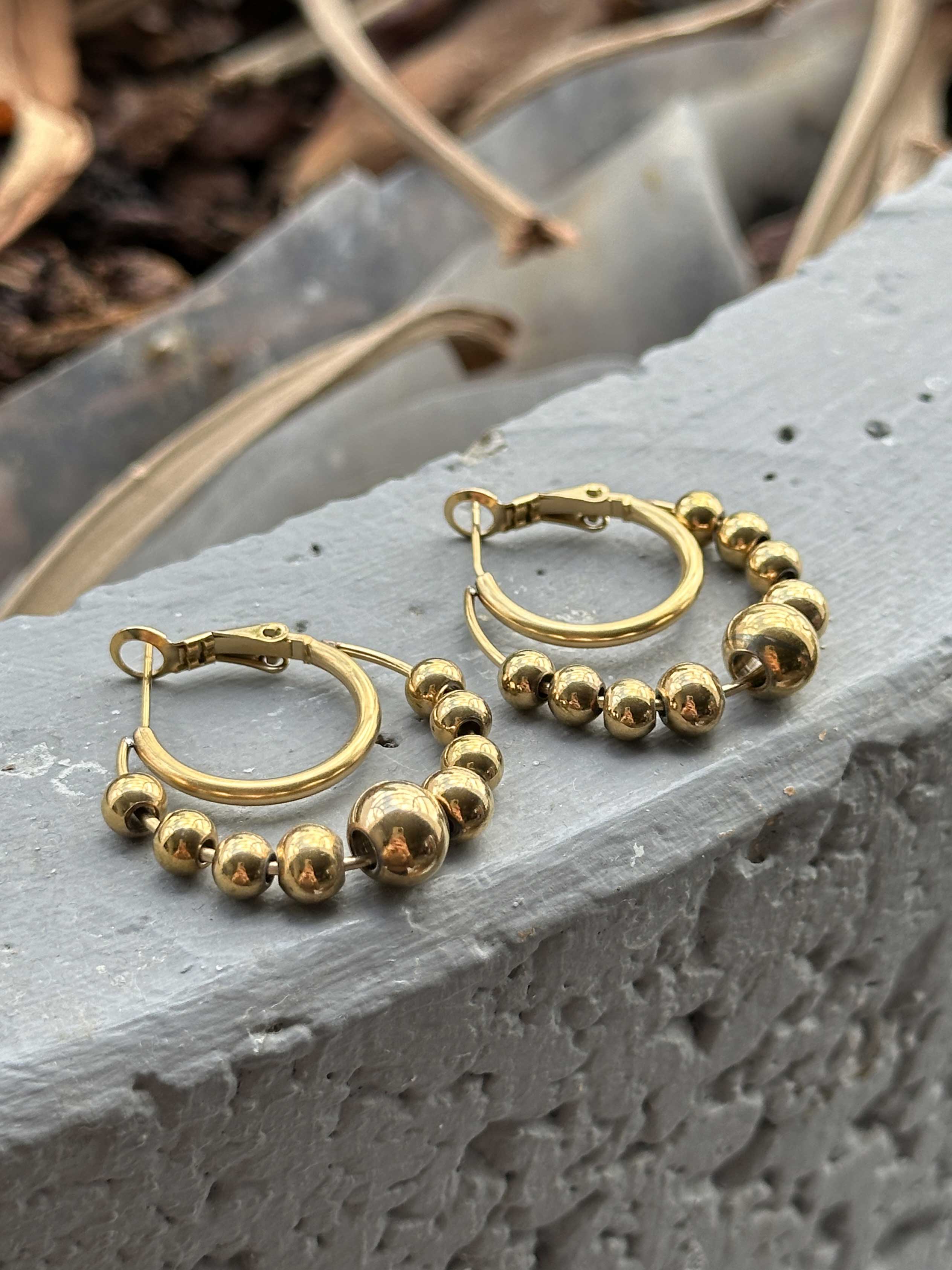 Olive - Guldfarvede øreringe med perler