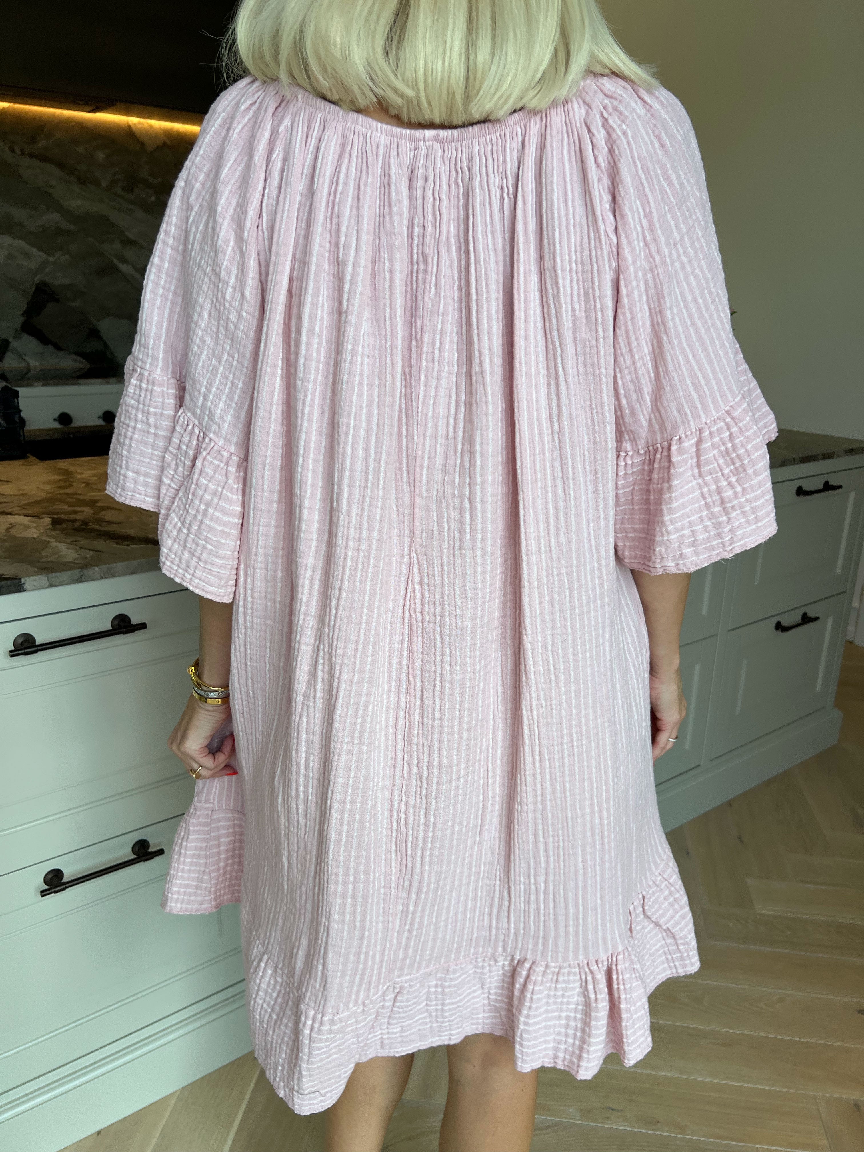 Olly - Blød stribet bomulds­kjole med flæsekanter