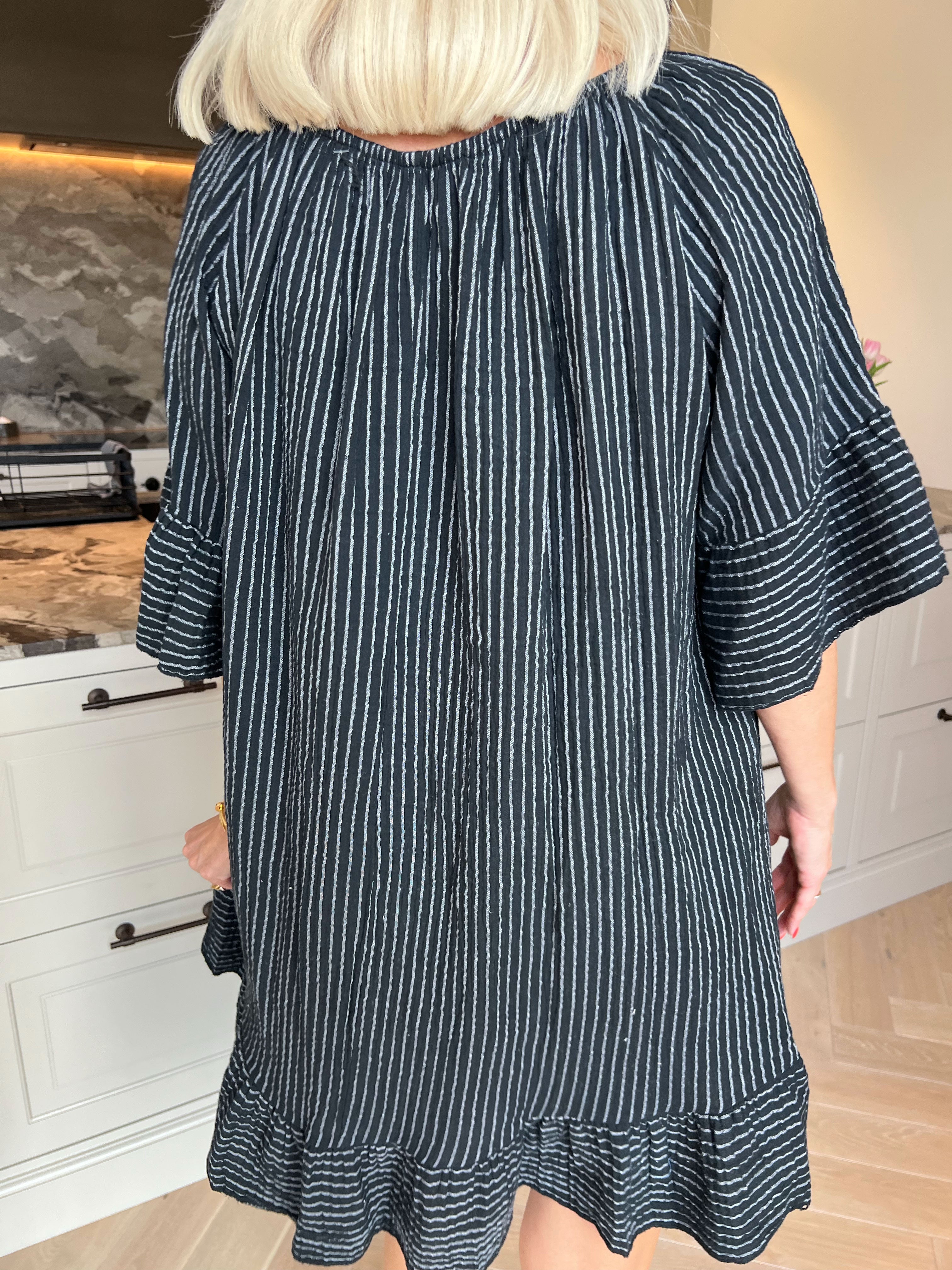 Olly - Blød stribet bomulds­kjole med flæsekanter