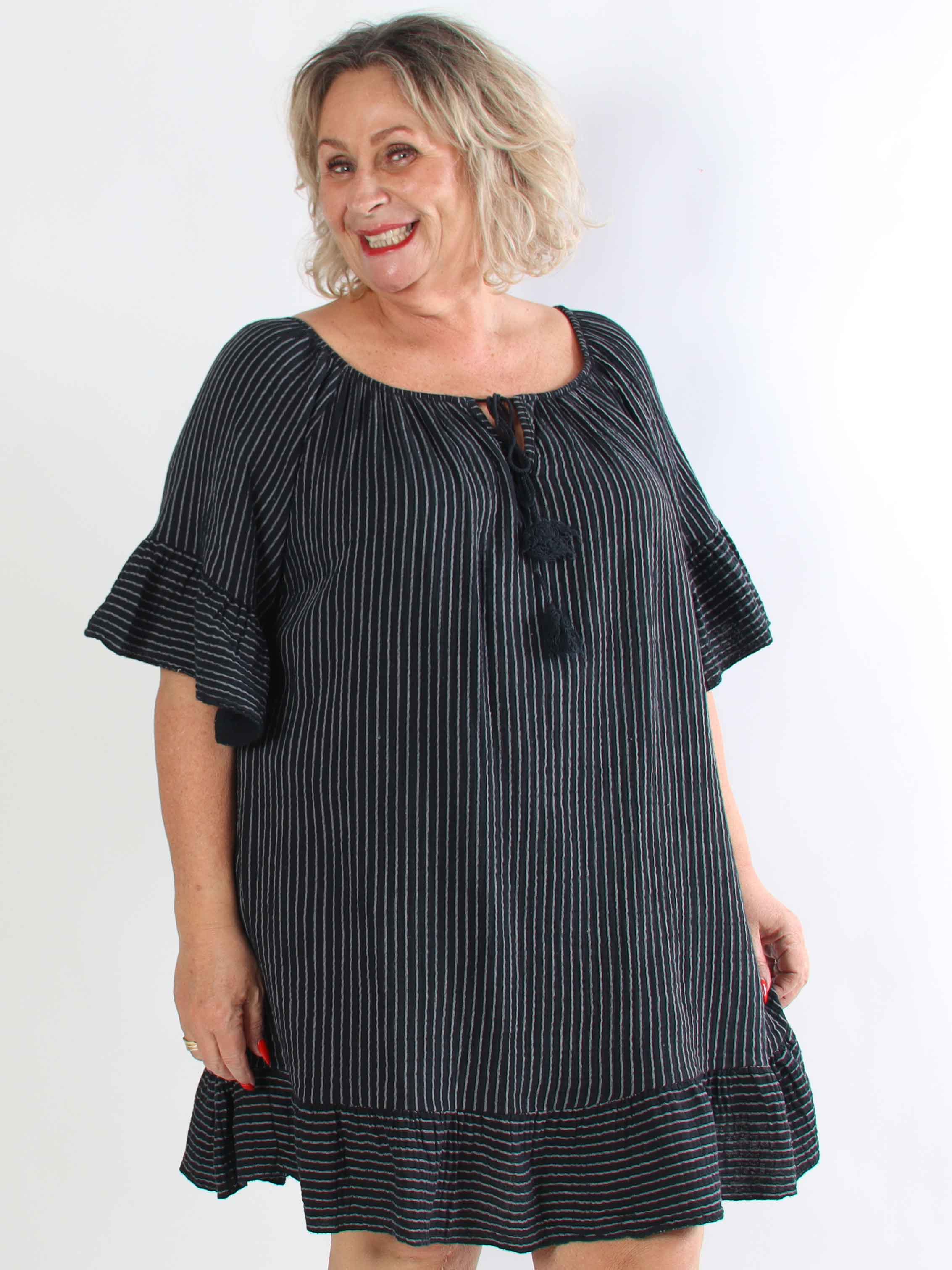 Olly - Blød stribet plus size bomulds­kjole med flæsekanter