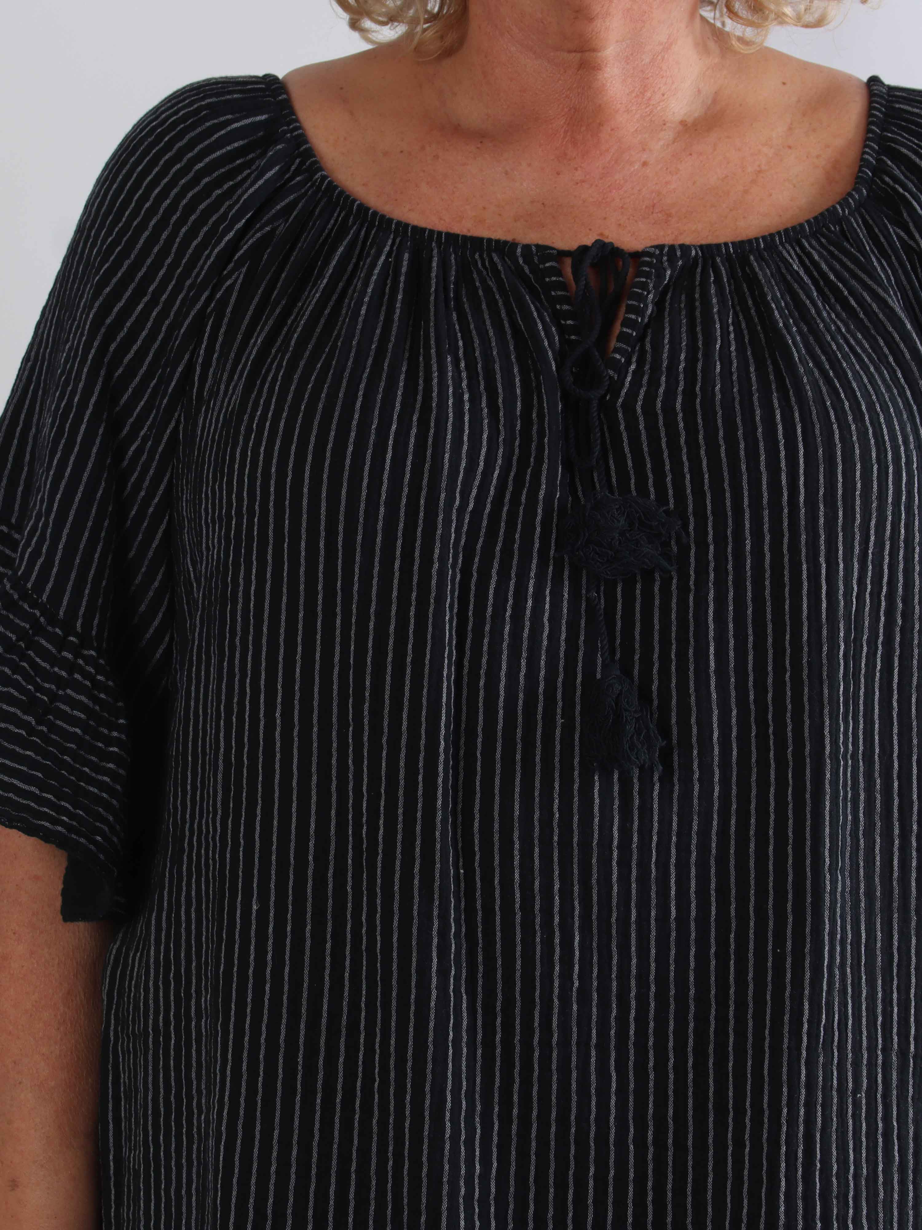 Olly - Blød stribet plus size bomulds­kjole med flæsekanter