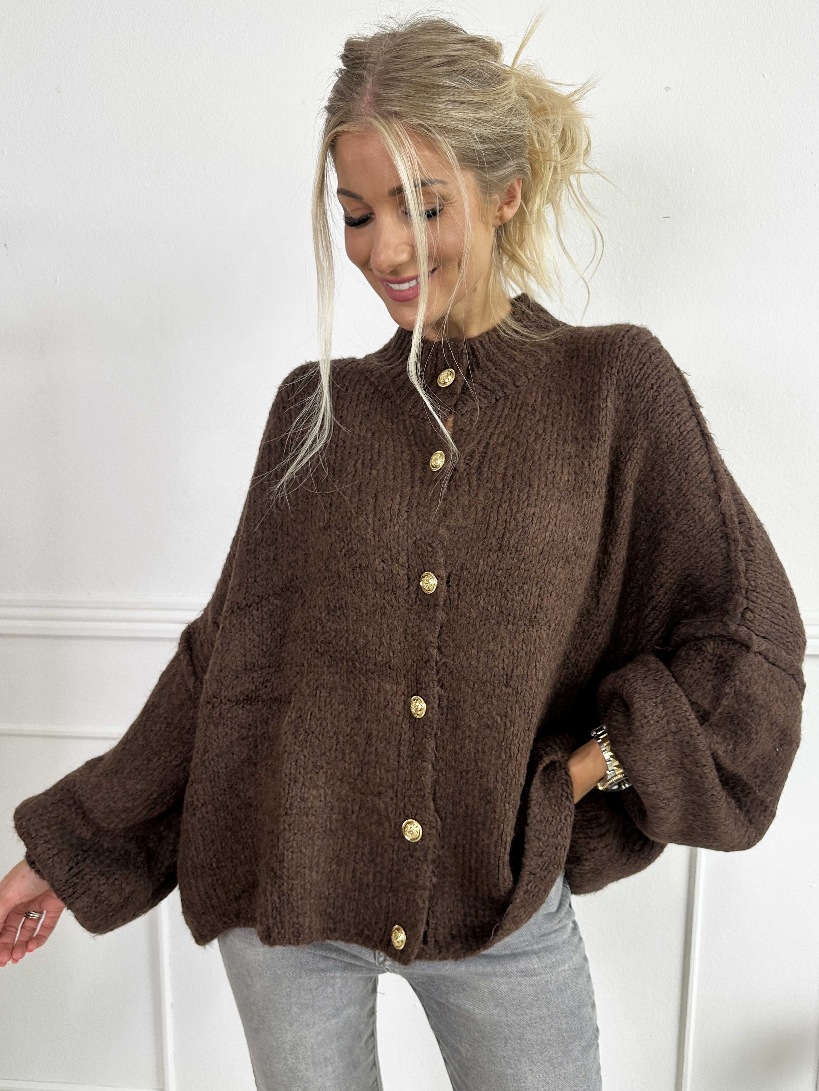 Olrun - Strikcardigan med ballonærmer og guld knapper