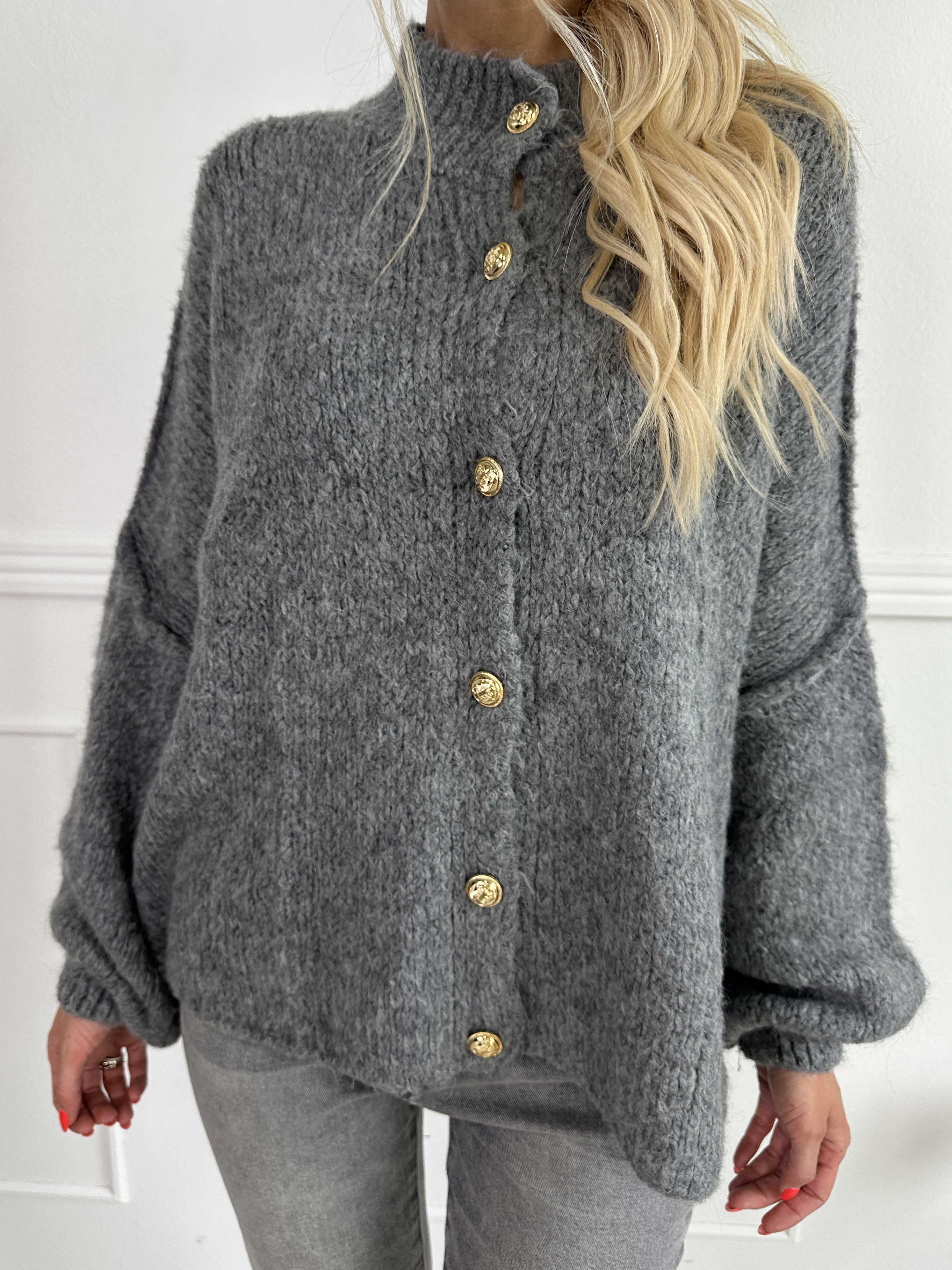 Olrun - Strikcardigan med ballonærmer og guld knapper