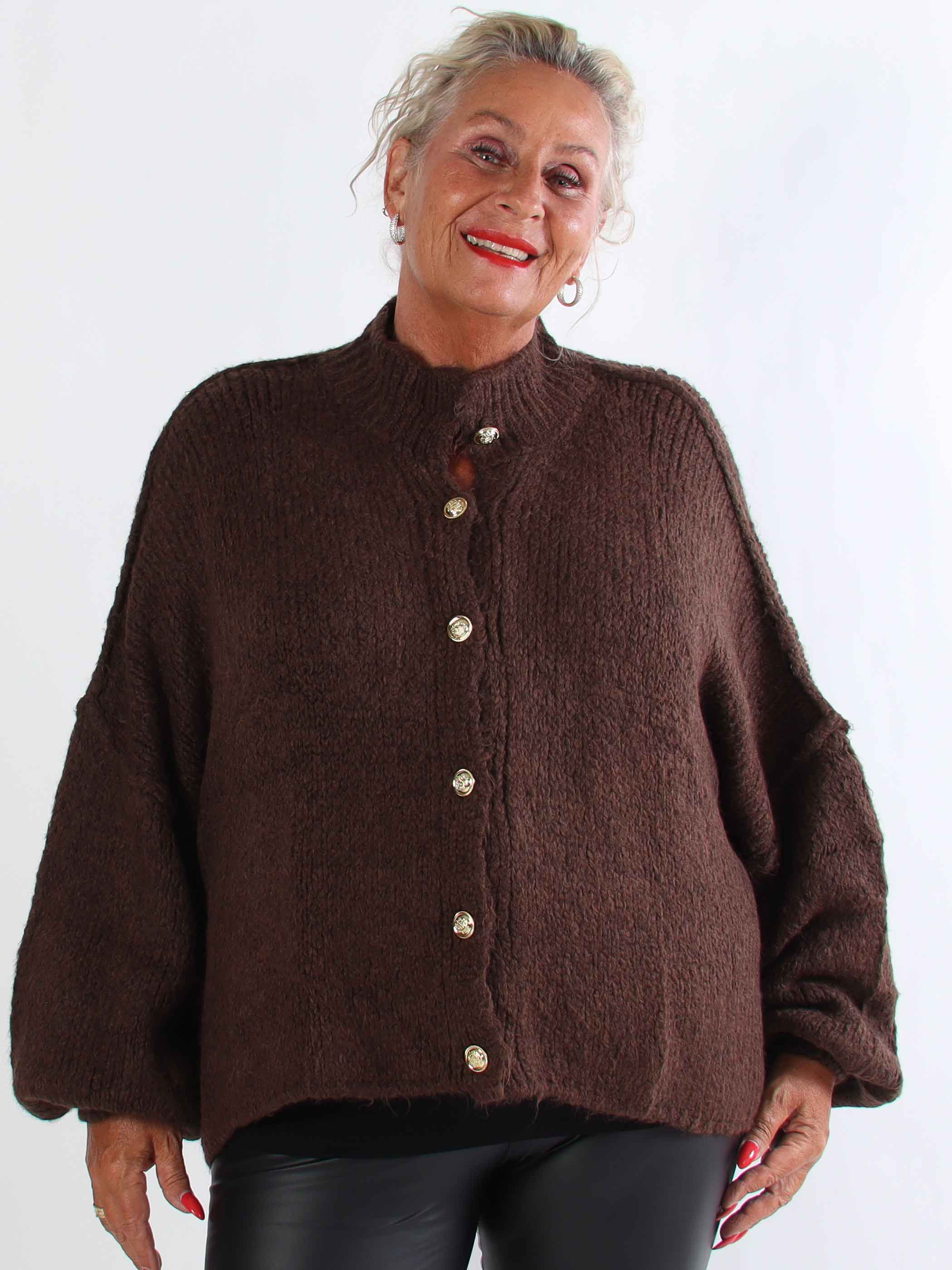 Olrun - Plus size strikcardigan med ballonærmer og guld knapper