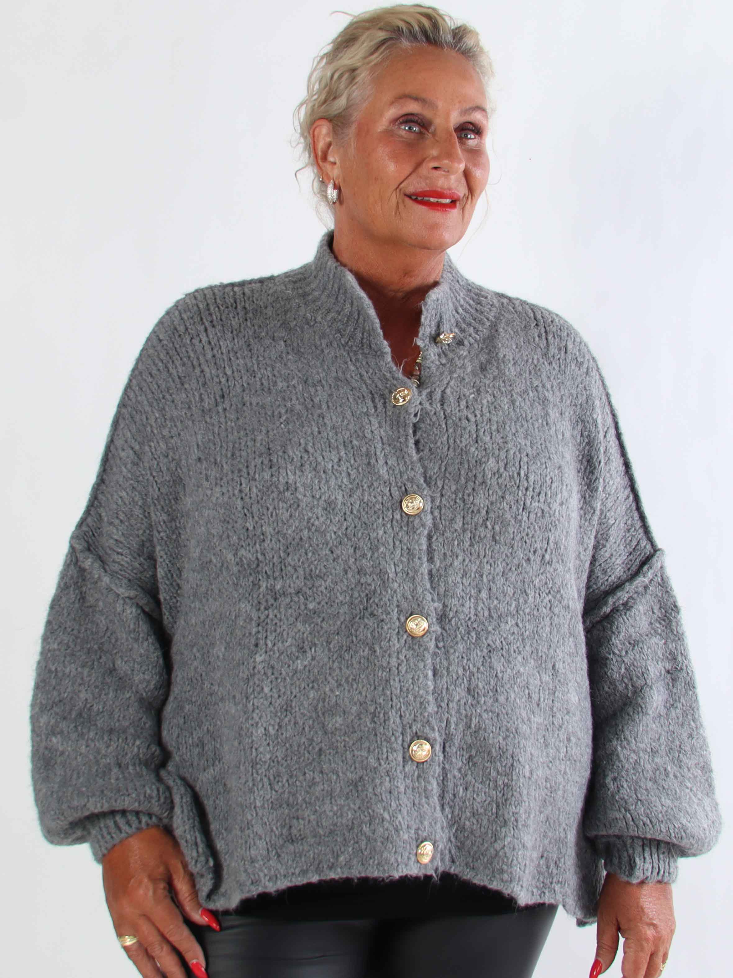 Olrun - Plus size strikcardigan med ballonærmer og guld knapper