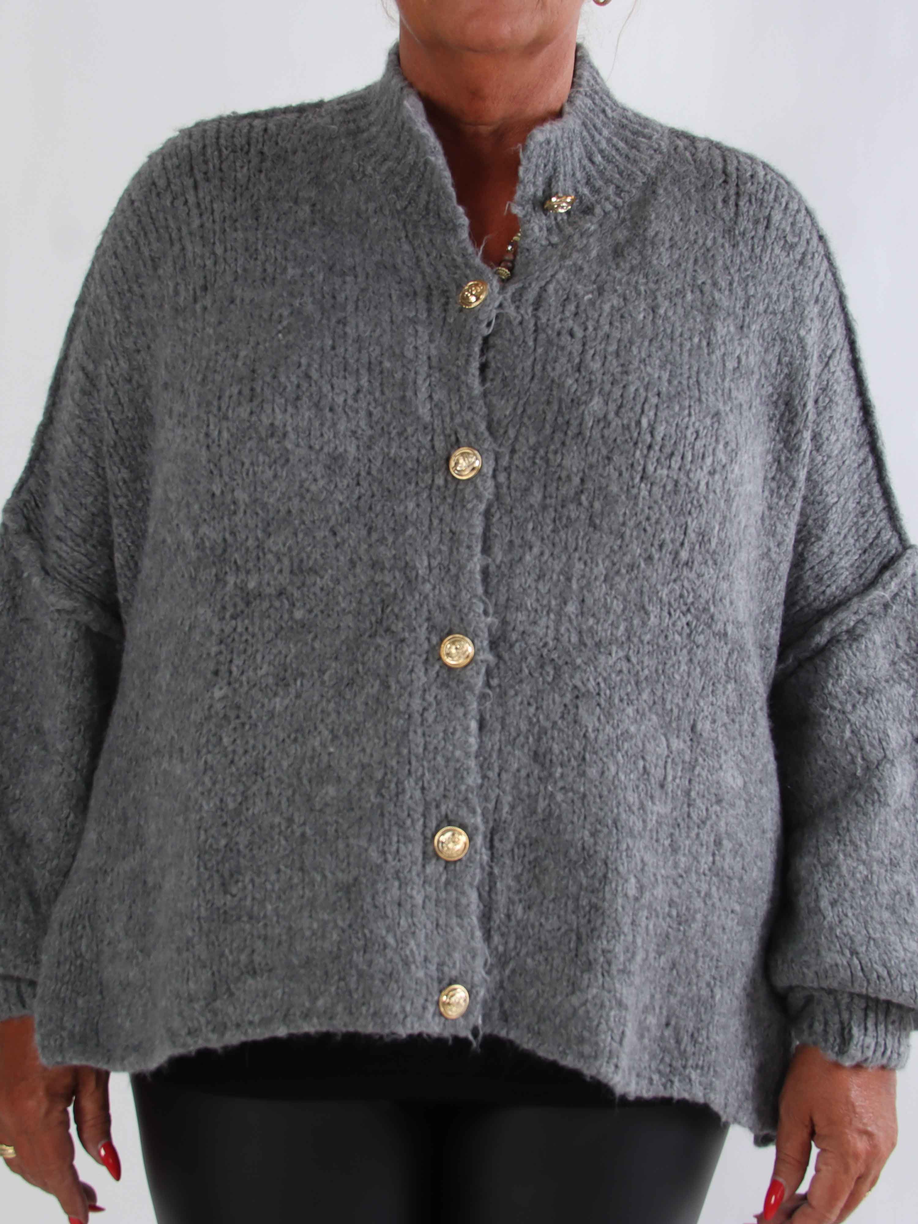 Olrun - Plus size strikcardigan med ballonærmer og guld knapper