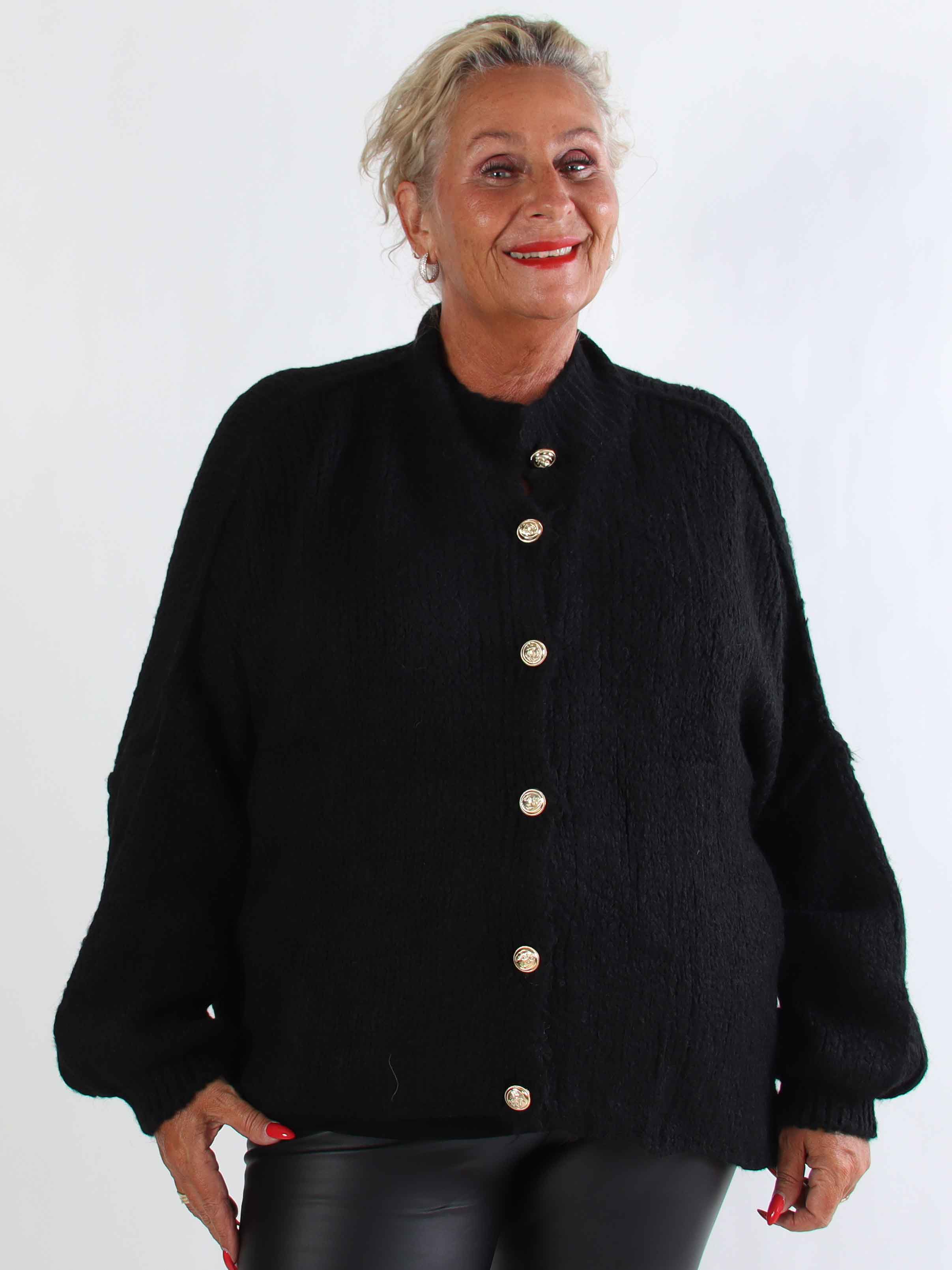 Olrun - Plus size strikcardigan med ballonærmer og guld knapper
