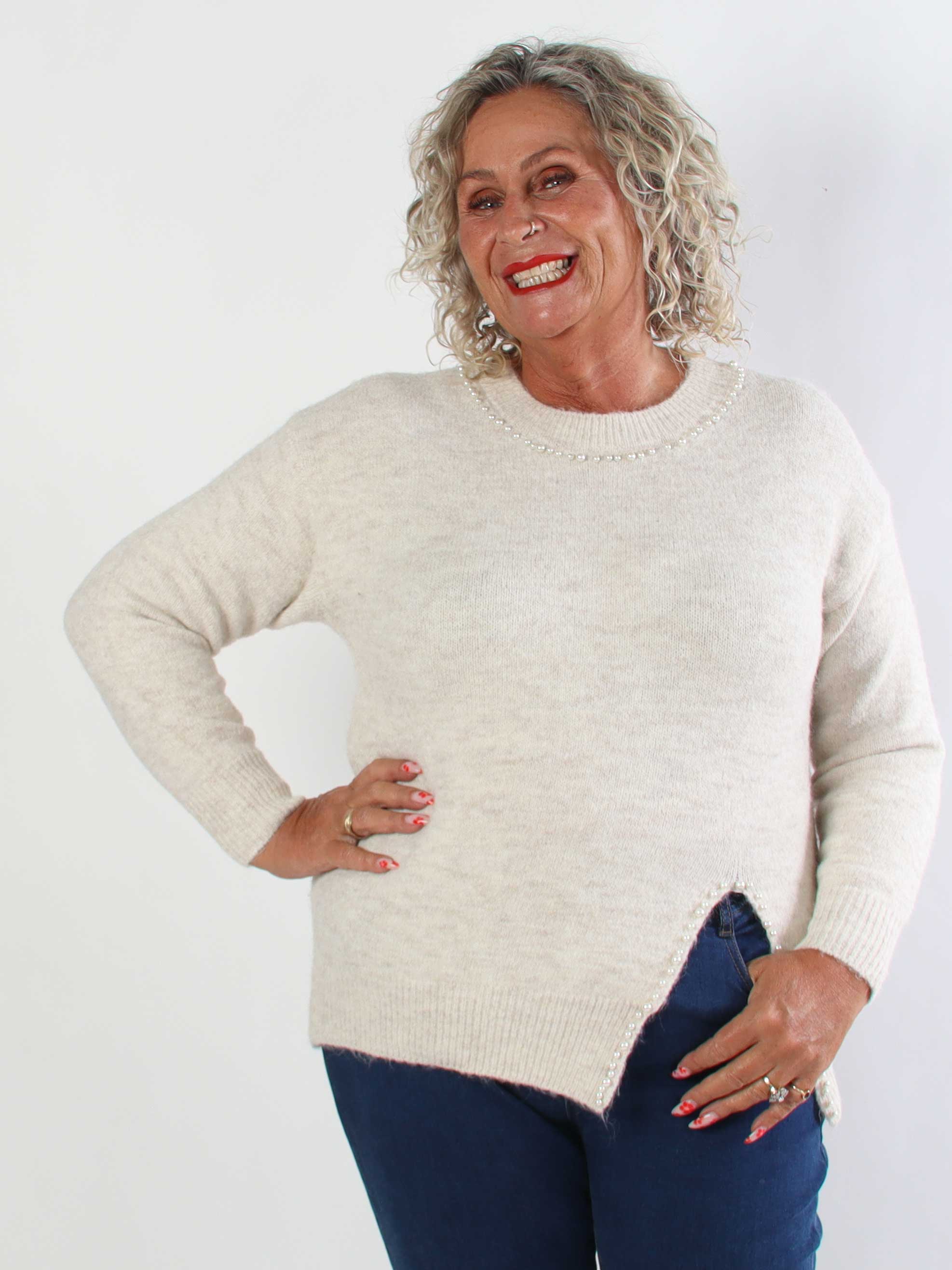 Ondine - Elegant plus size strikbluse med fine hvide perler og lille slids