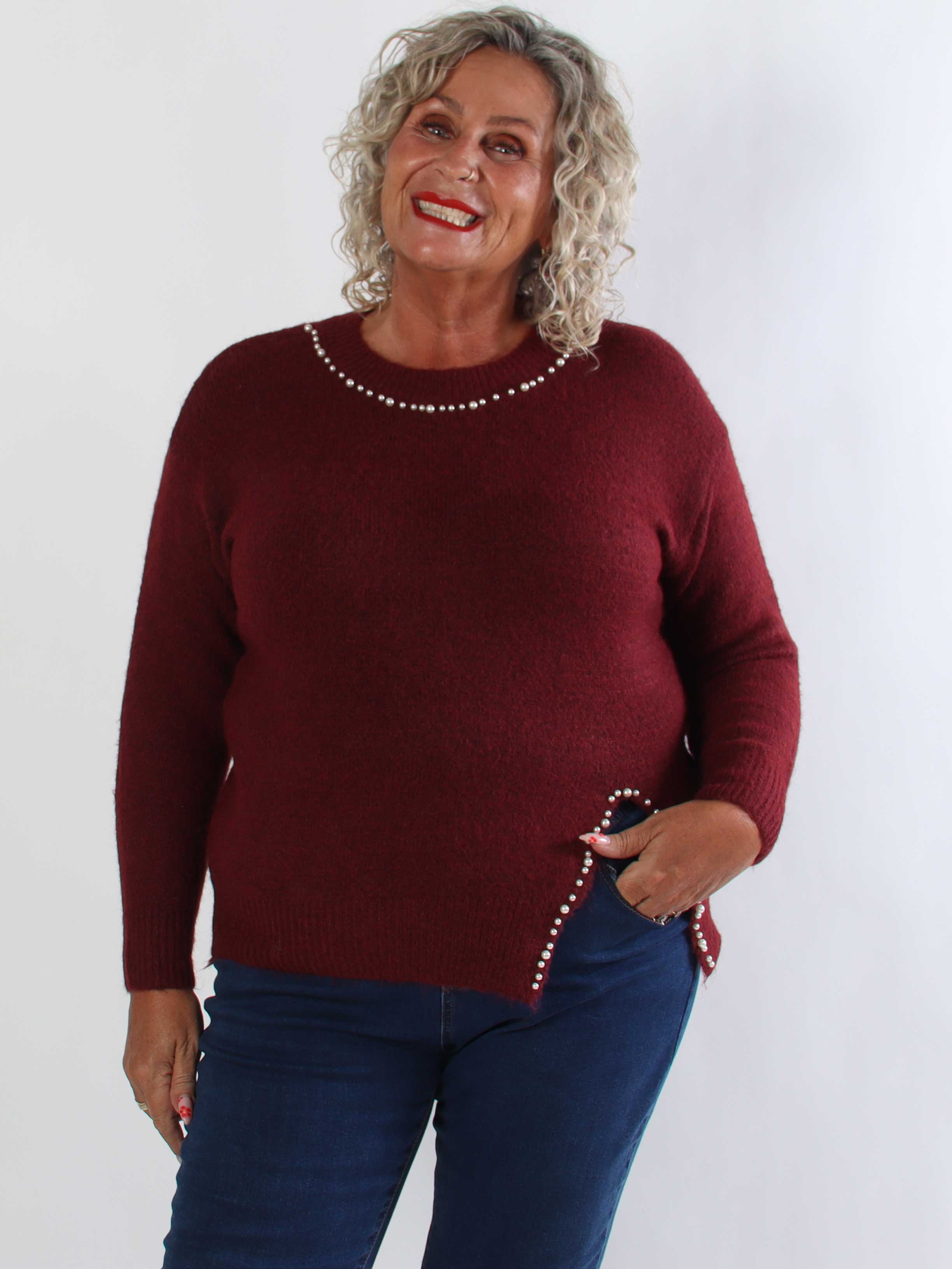 Ondine - Elegant plus size strikbluse med fine hvide perler og lille slids