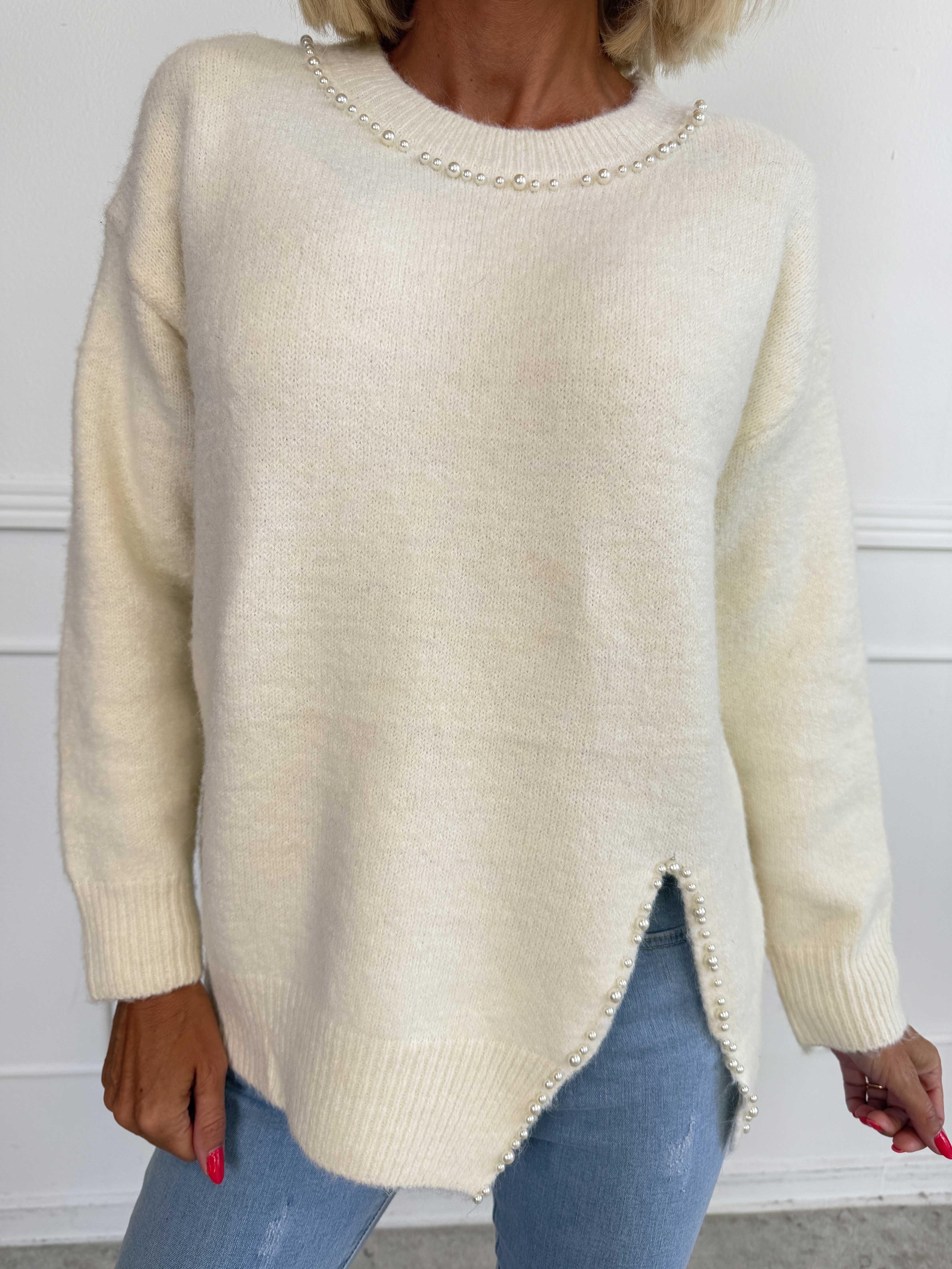 Ondine - Blød og elegant strikbluse med fine hvide perler og lille slids