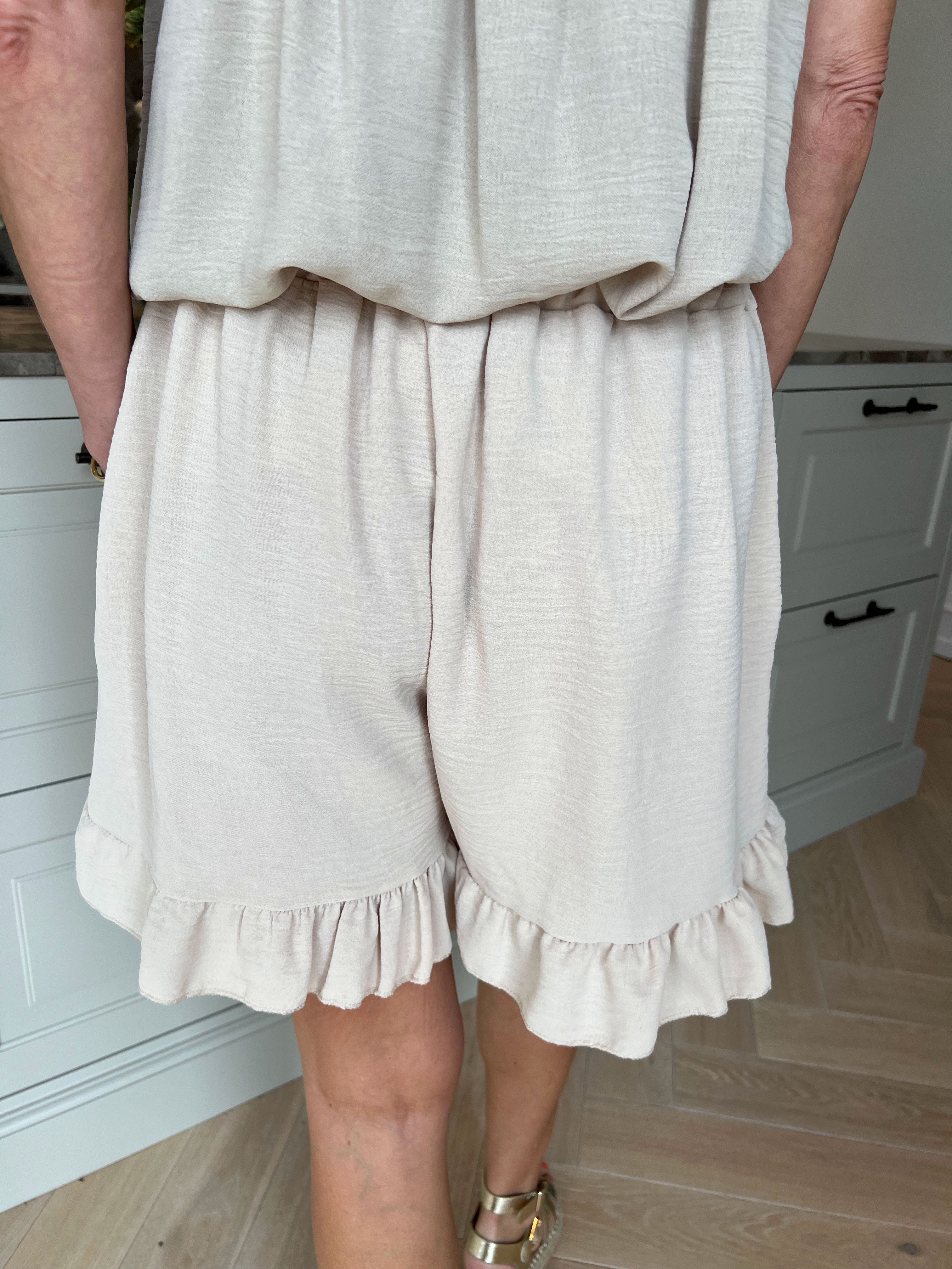 Ottalie - Løse plus size shorts i viskose med sød flæsekant