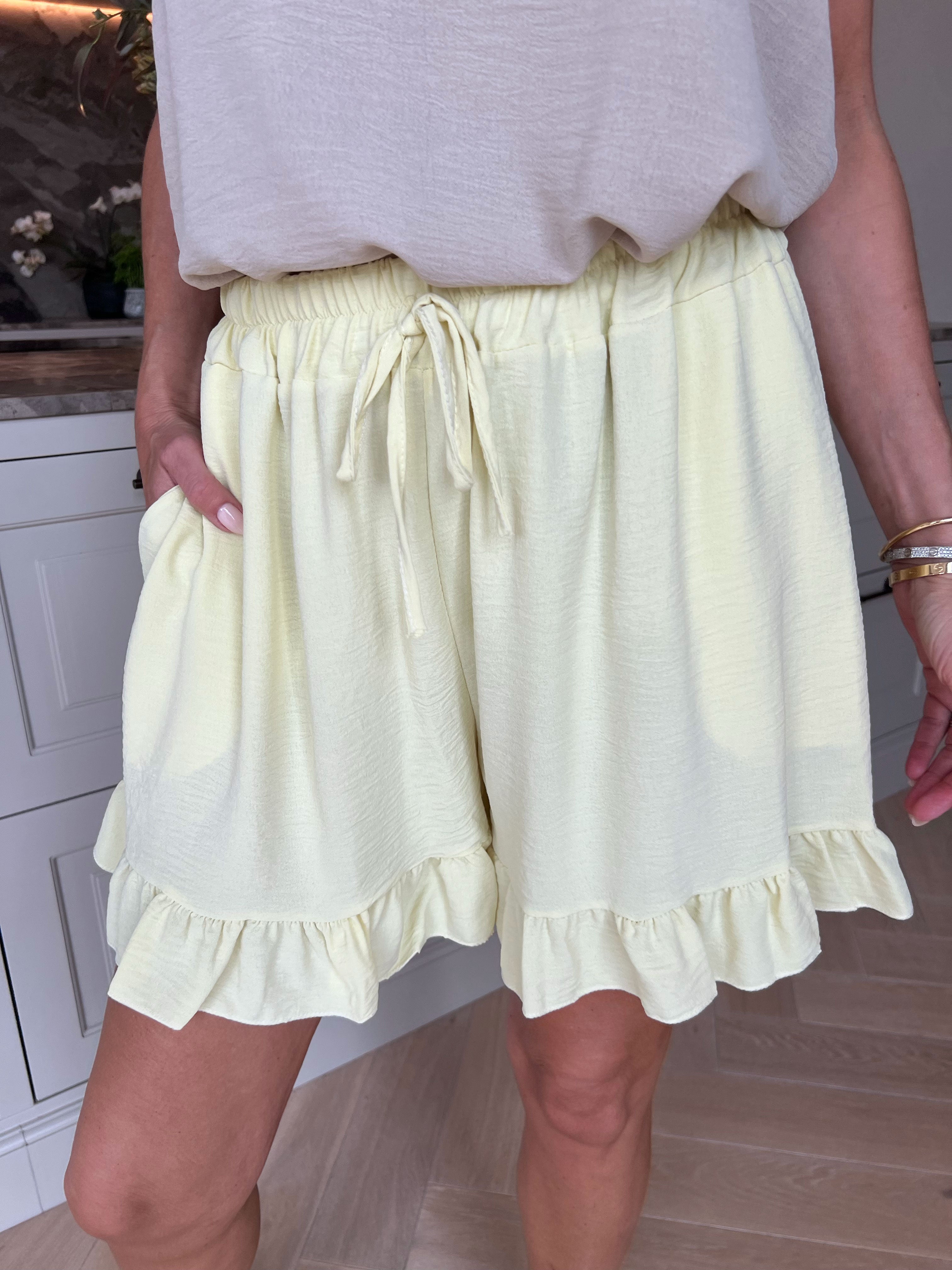Ottalie - Løse plus size shorts i viskose med sød flæsekant