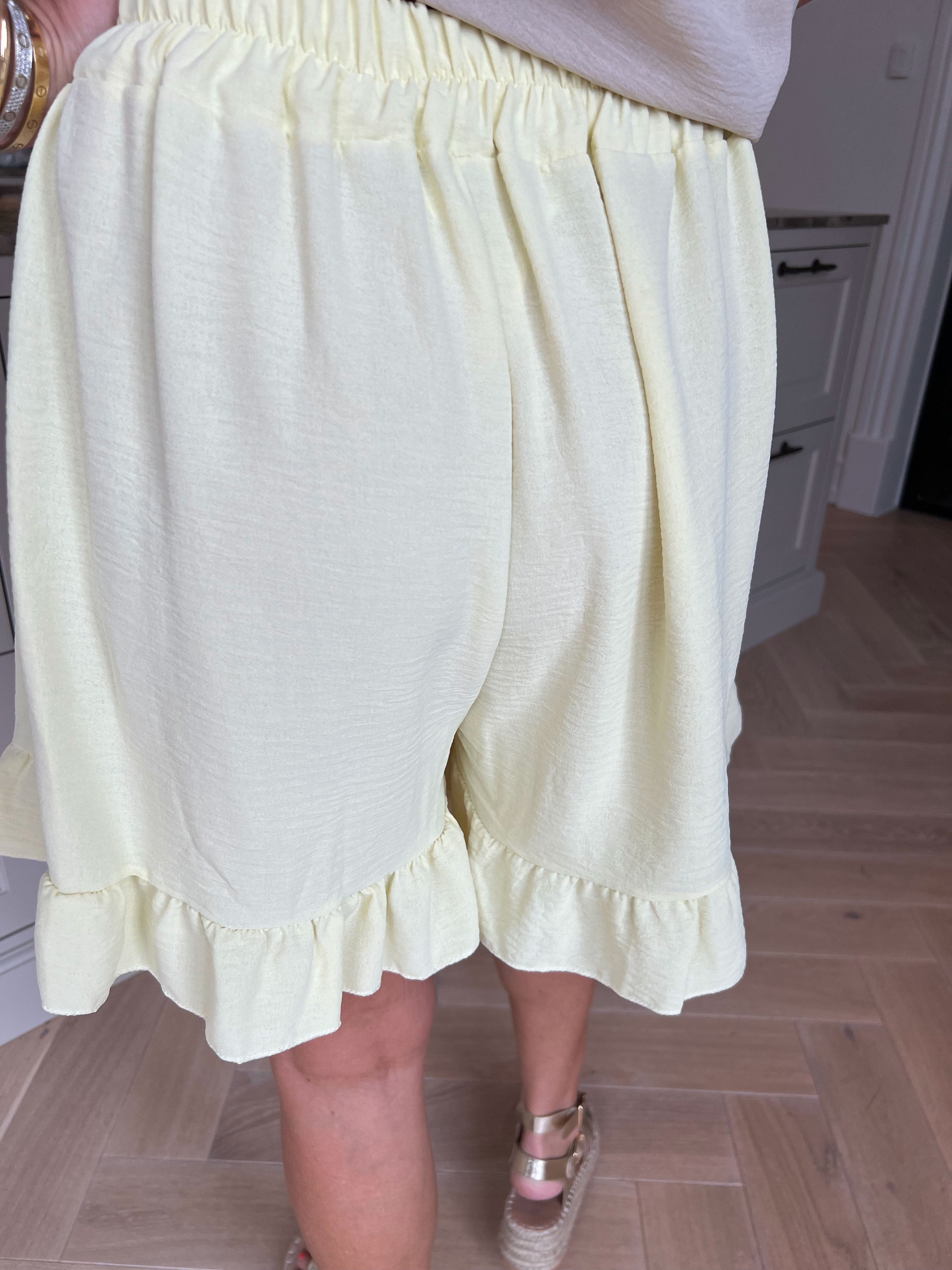 Ottalie - Løse plus size shorts i viskose med sød flæsekant