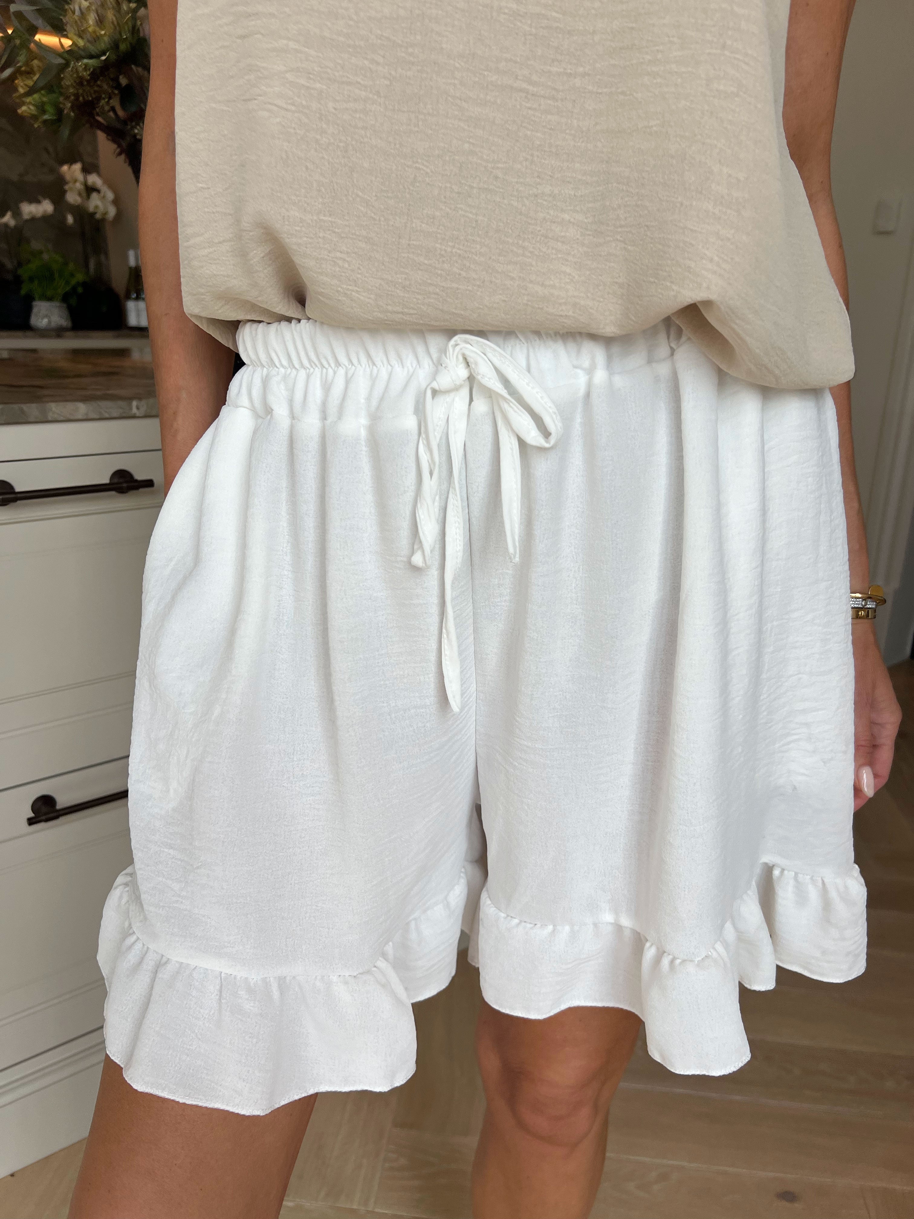 Ottalie - Løse plus size shorts i viskose med sød flæsekant
