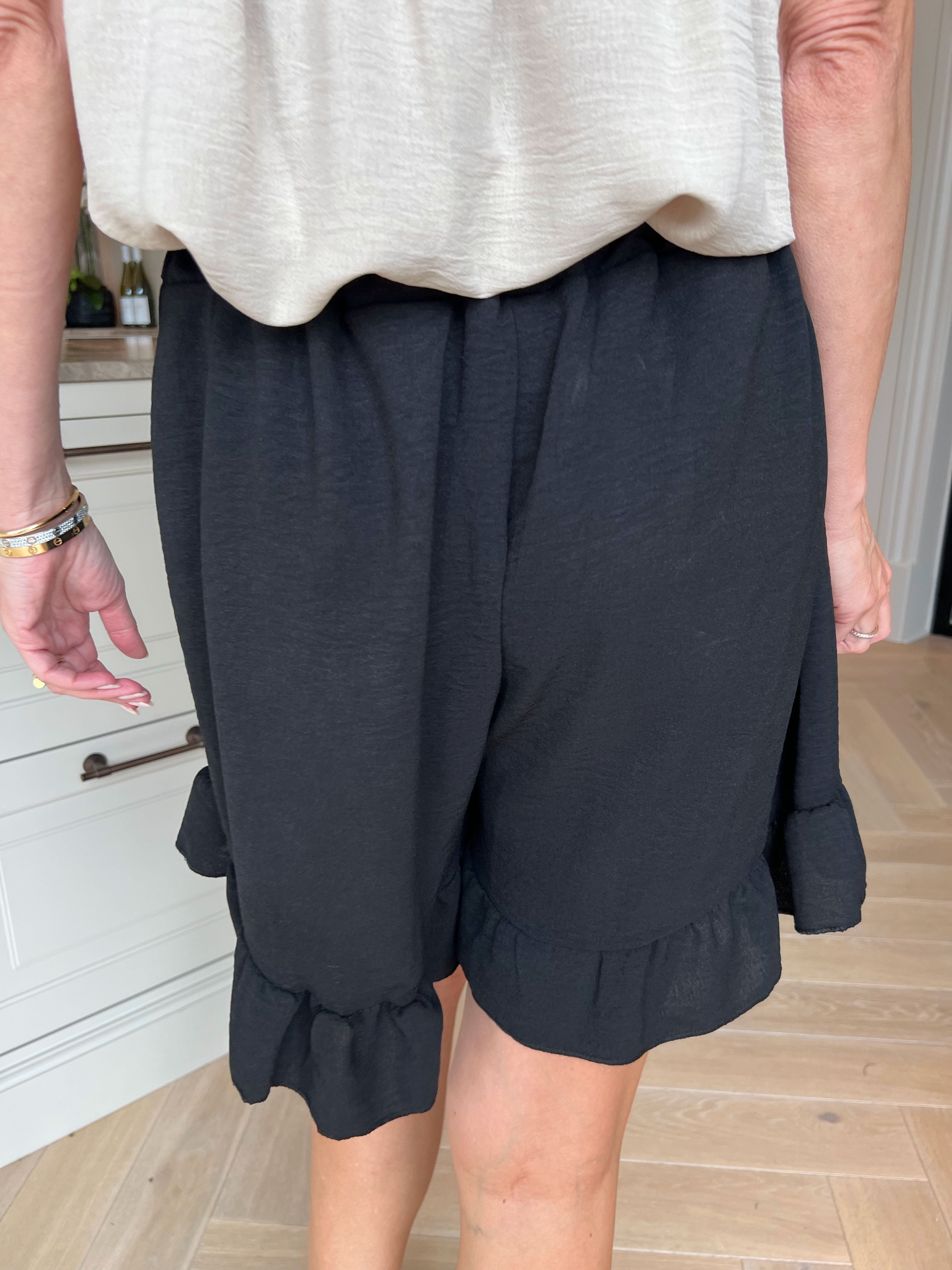 Ottalie - Løse plus size shorts i viskose med sød flæsekant