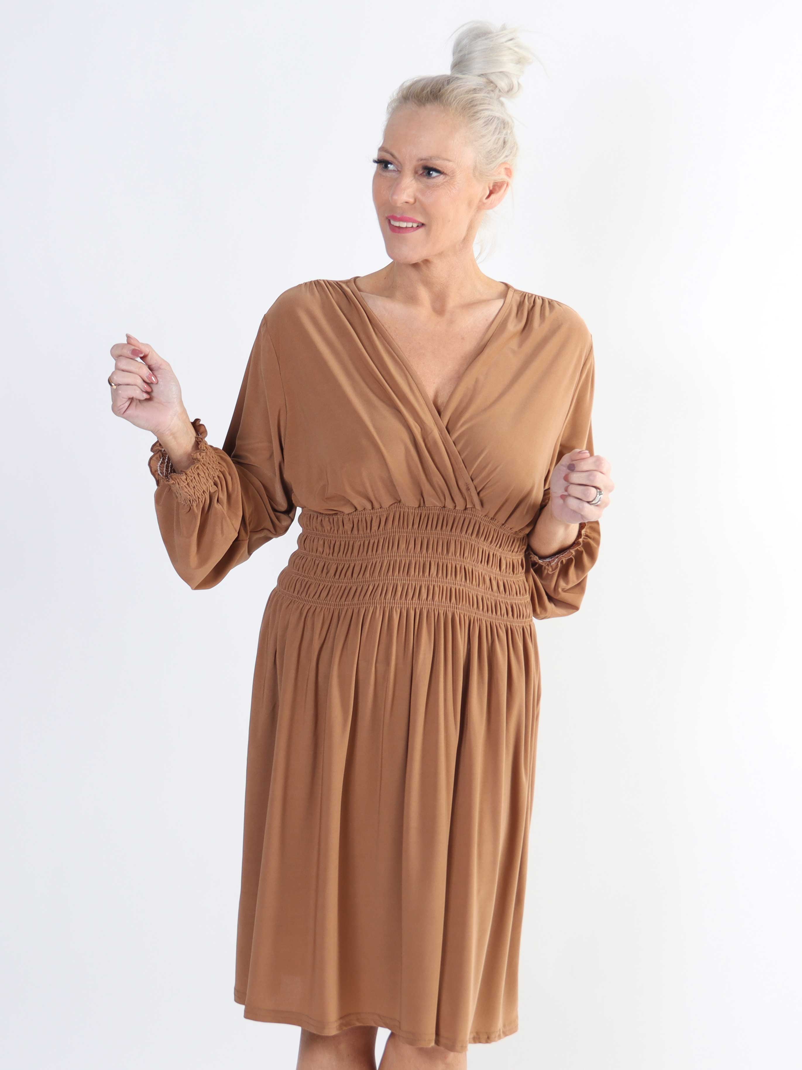 Pams Plain Short L/S - Elastisk plus size kjole med smock og lange ærmer