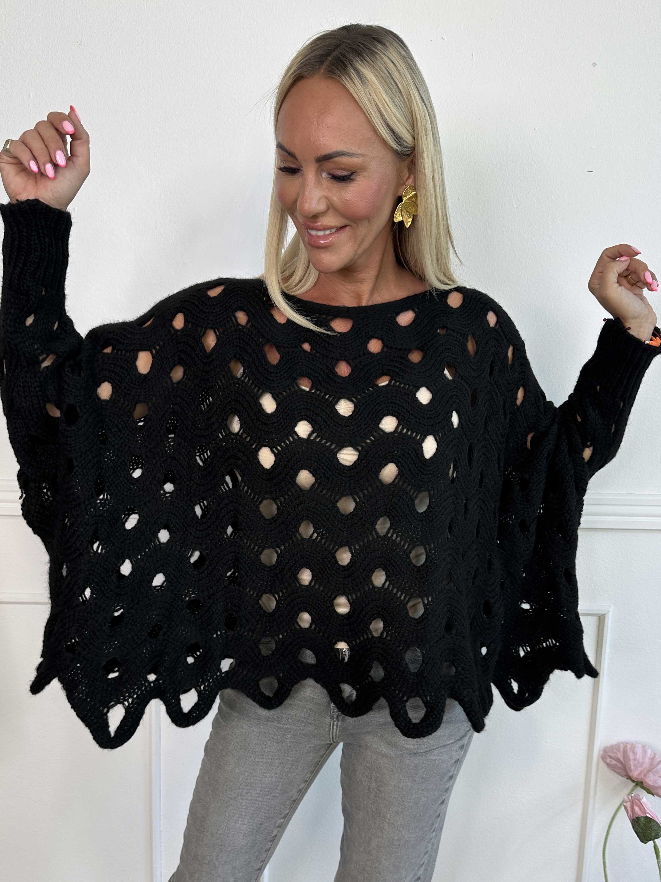 Pia - Hullet oversized strik med flagermus ærmer