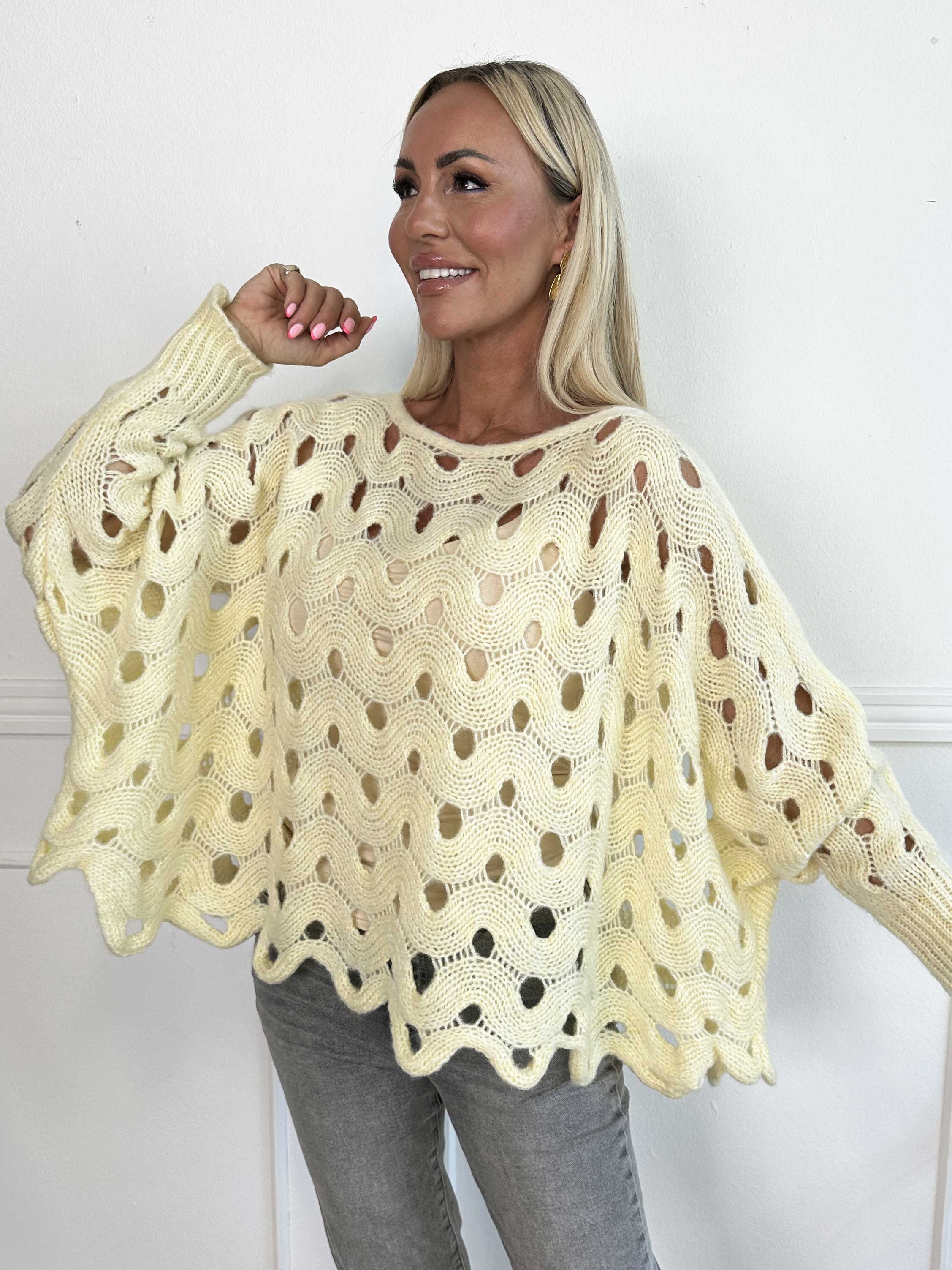 Pia - Hullet oversized strik med flagermus ærmer