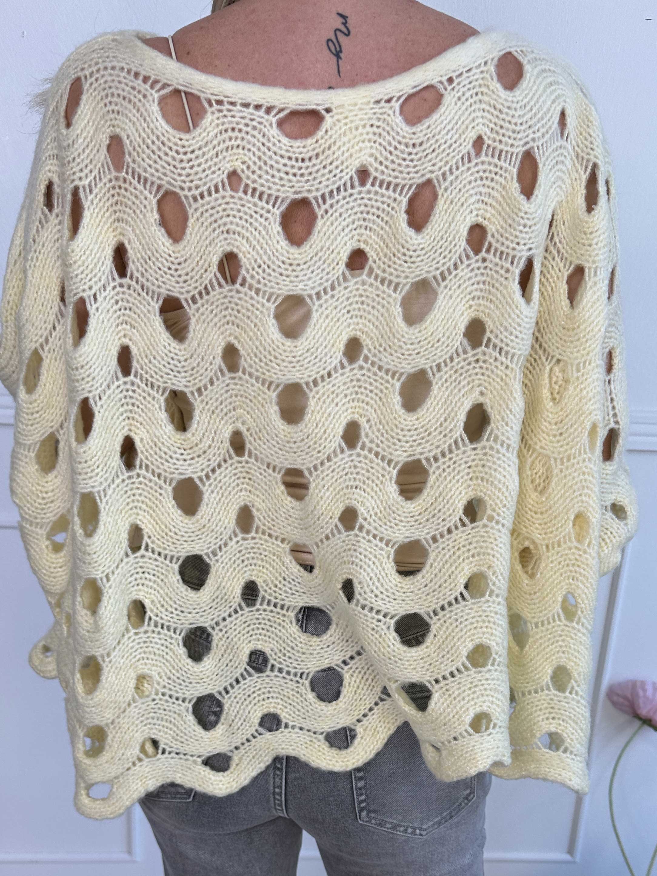 Pia - Hullet oversized strik med flagermus ærmer