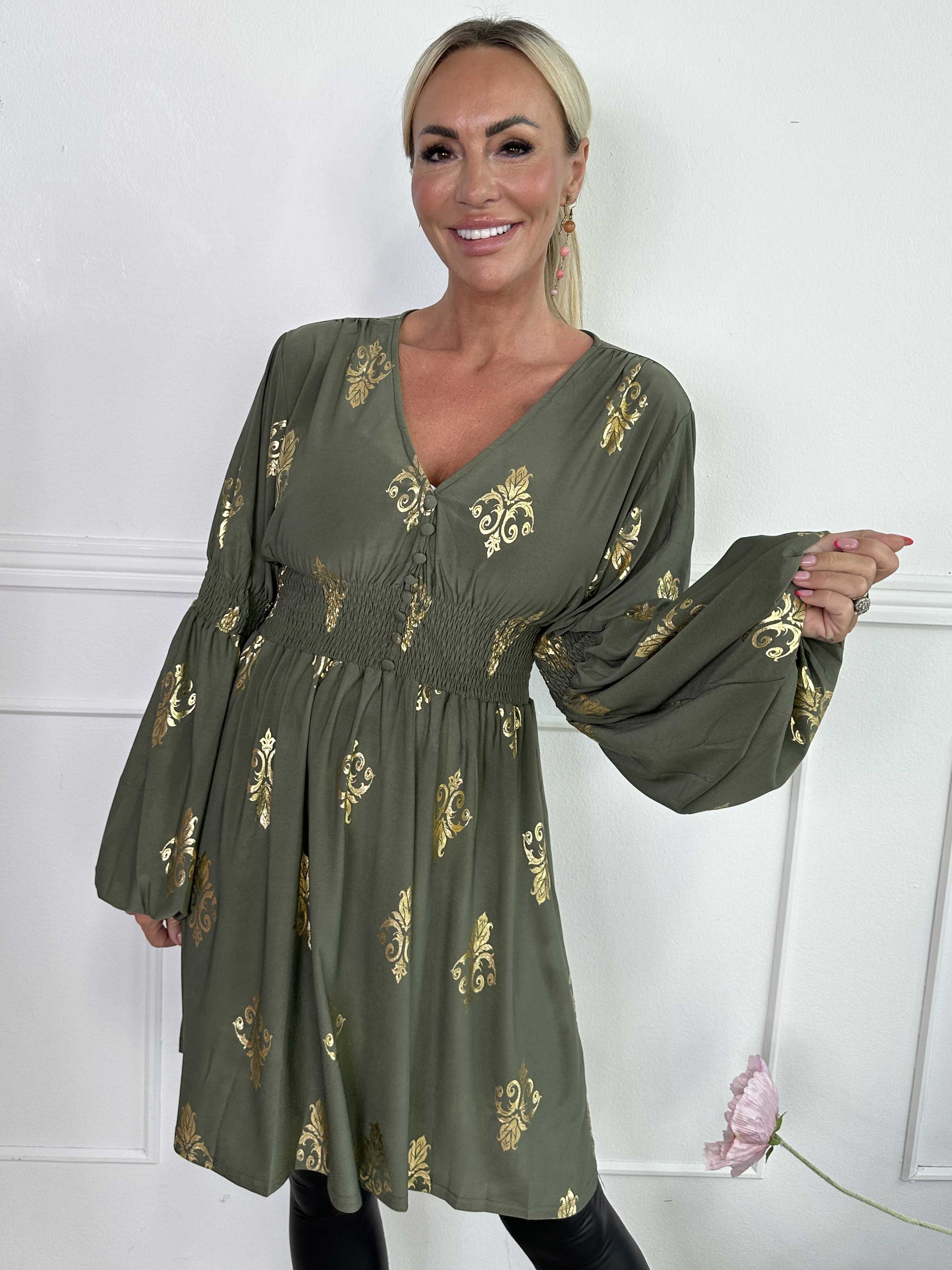 Paige Royal Gold - Elastisk kjole med guldprint og knapper ved brystet