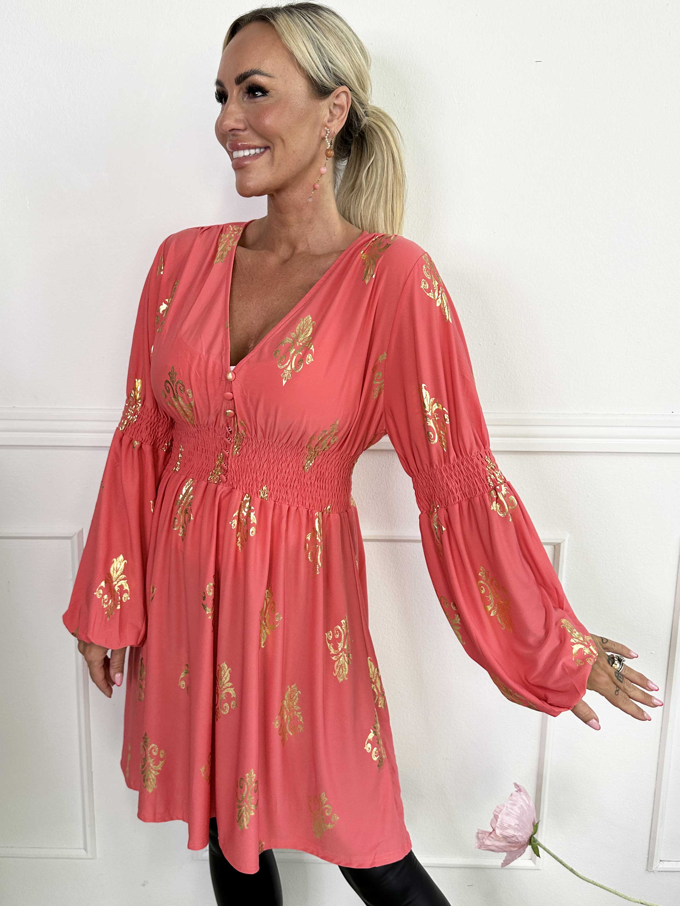 Paige Royal Gold - Elastisk kjole med guldprint og knapper ved brystet