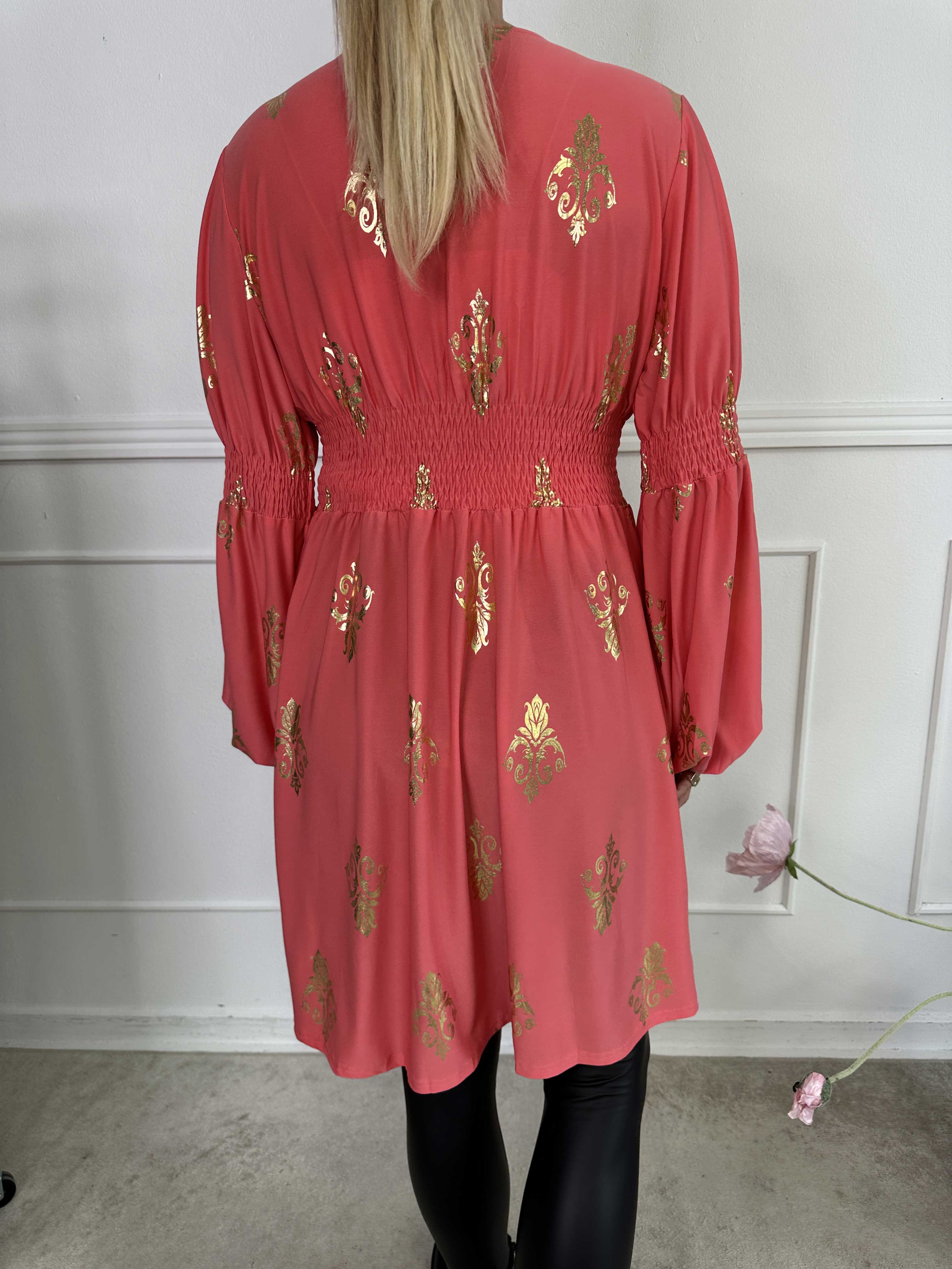 Paige Royal Gold - Elastisk kjole med guldprint og knapper ved brystet