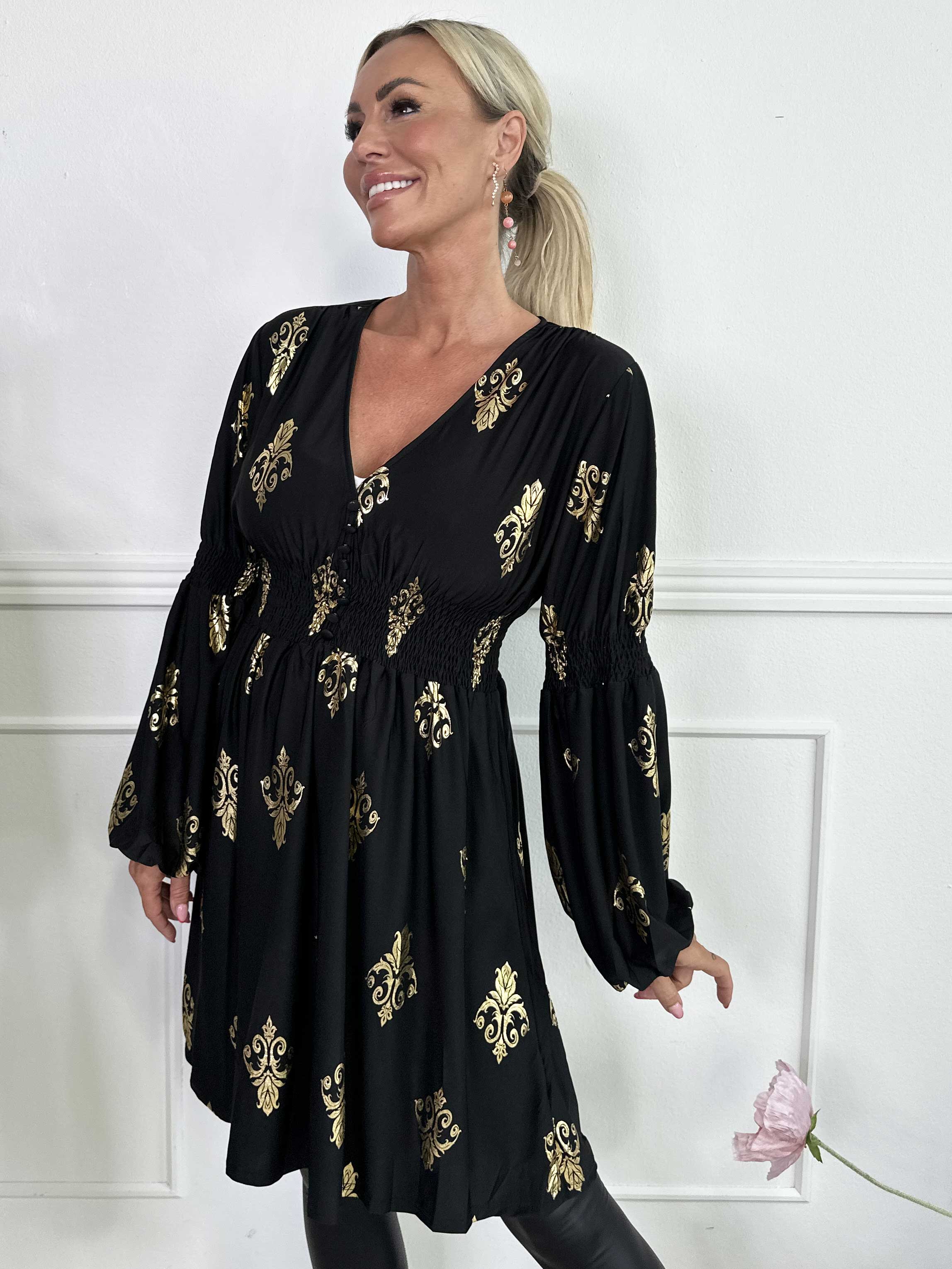 Paige Royal Gold - Elastisk kjole med guldprint og knapper ved brystet