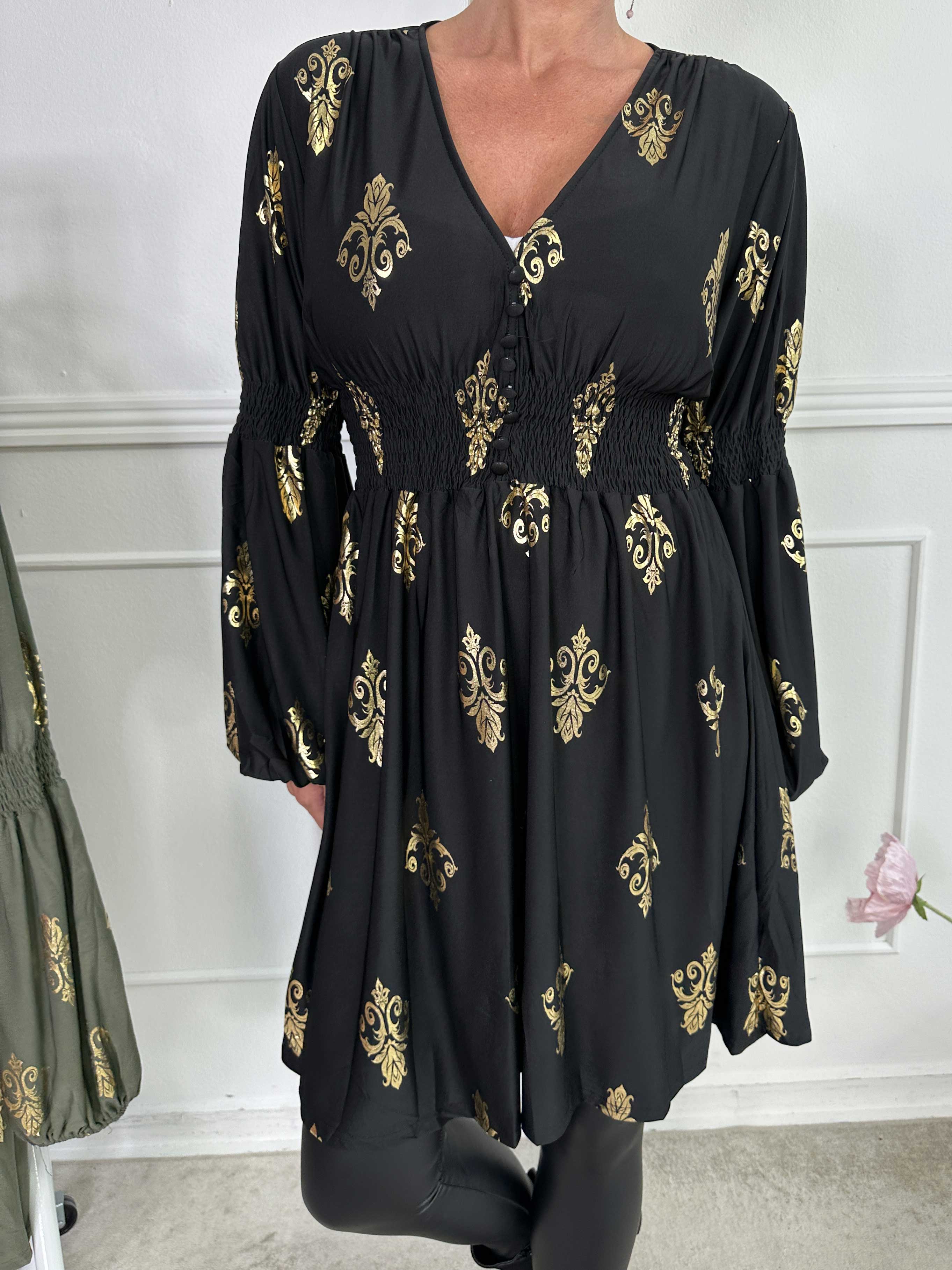 Paige Royal Gold - Elastisk kjole med guldprint og knapper ved brystet