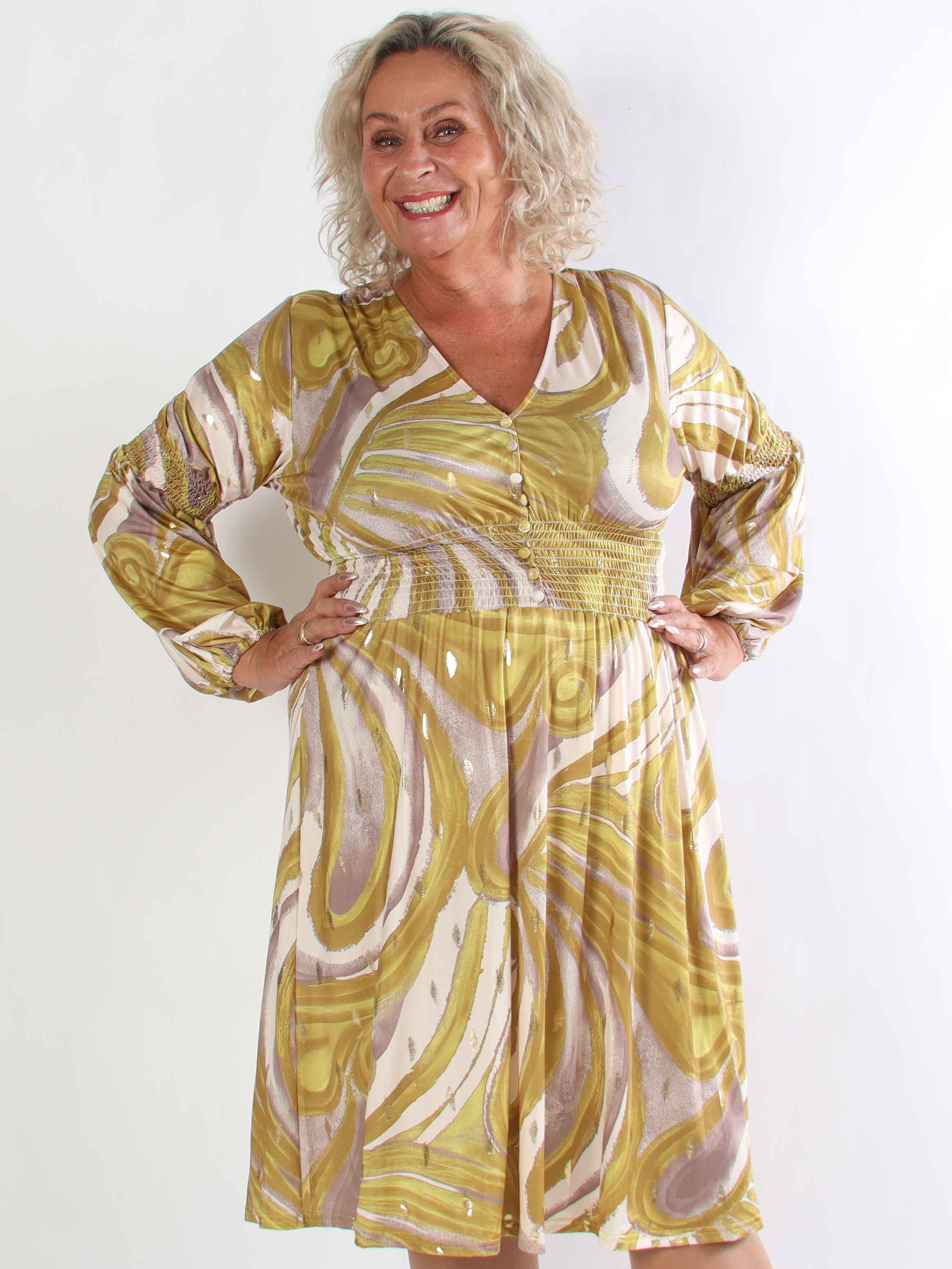 Paige Swirls - Elastisk plus size kjole med smock og knapper ved brystet