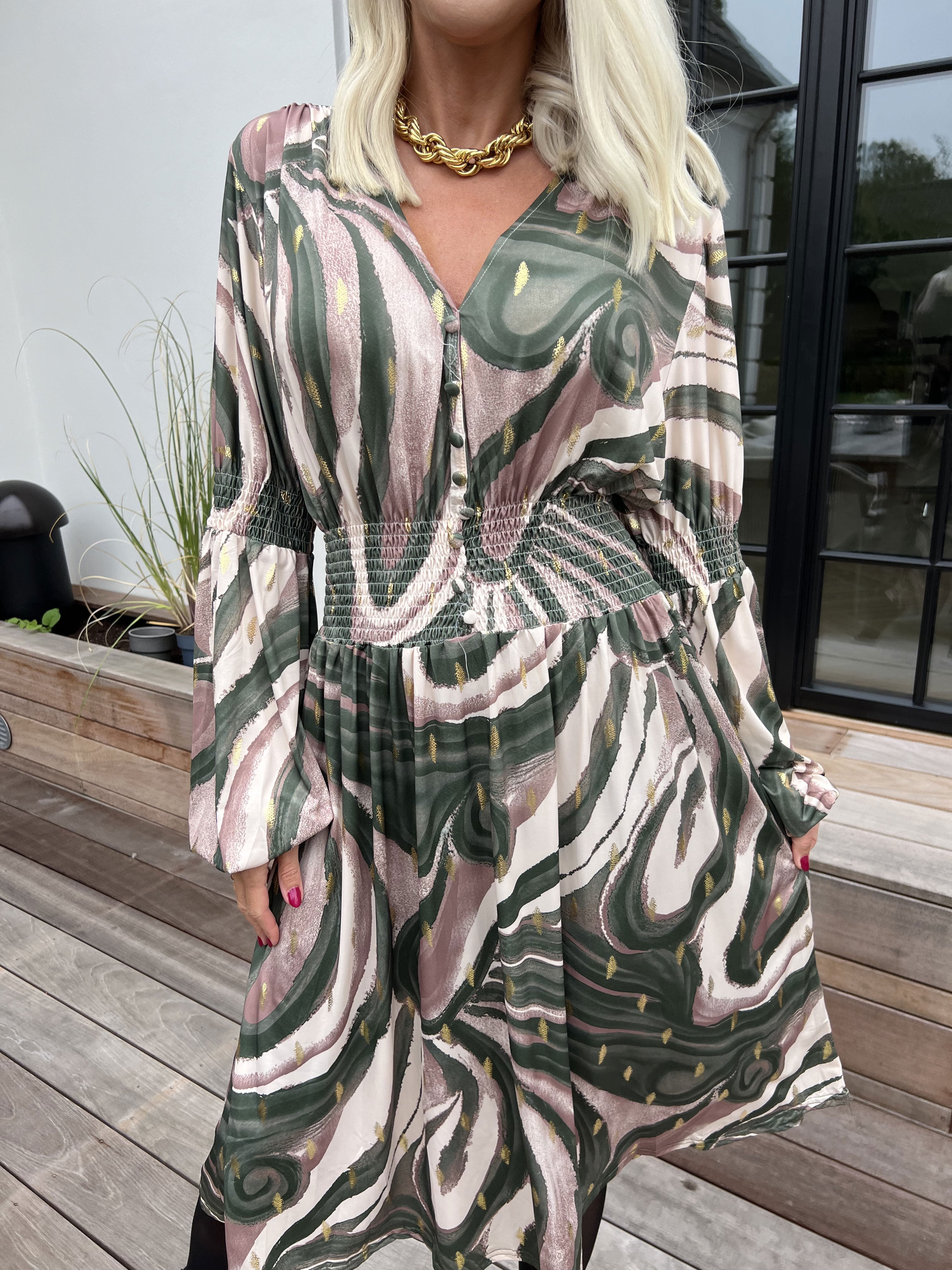 Paige Swirls - Elastisk mønstret kjole med smock og knapper ved brystet