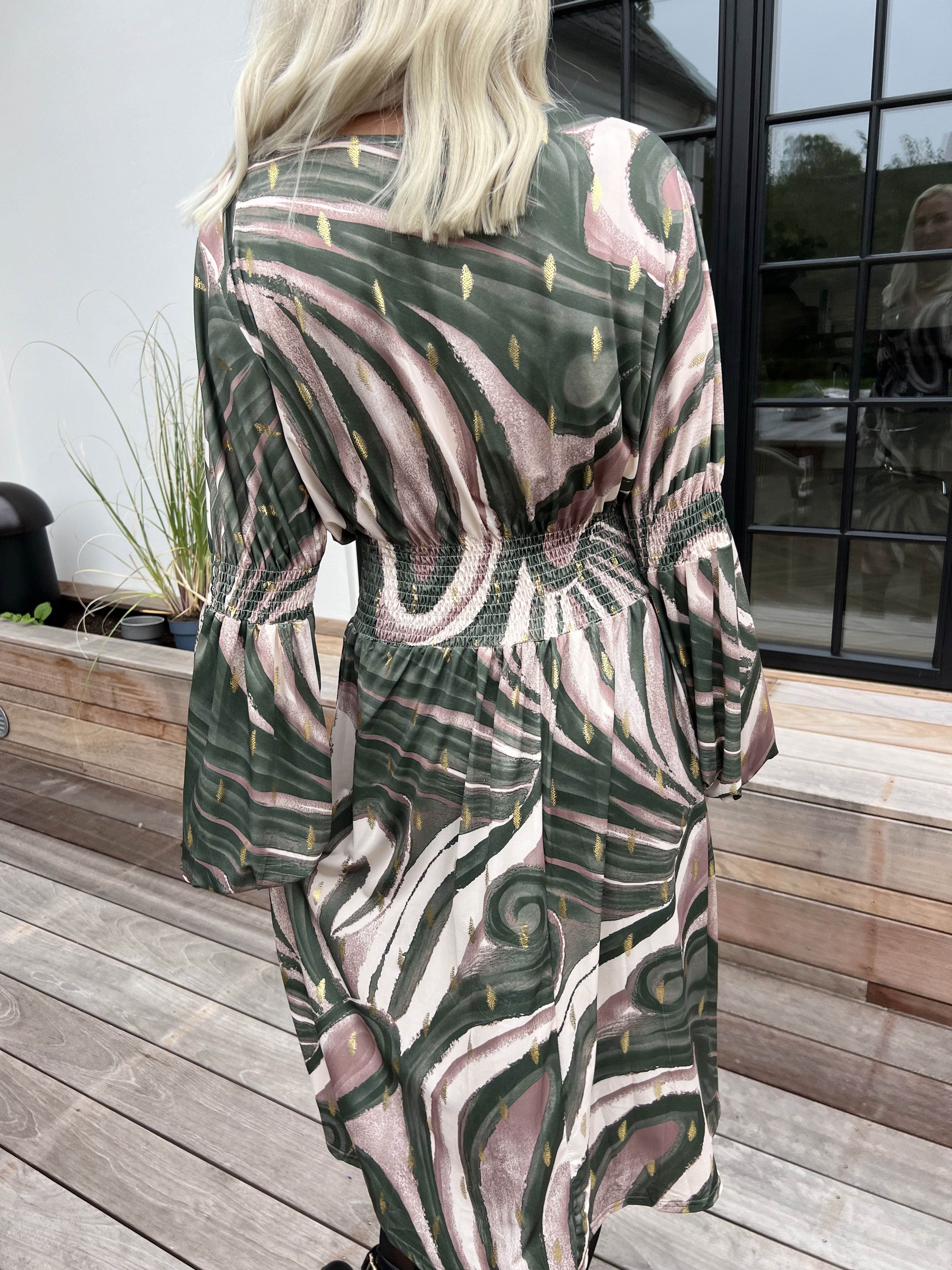 Paige Swirls - Elastisk mønstret kjole med smock og knapper ved brystet