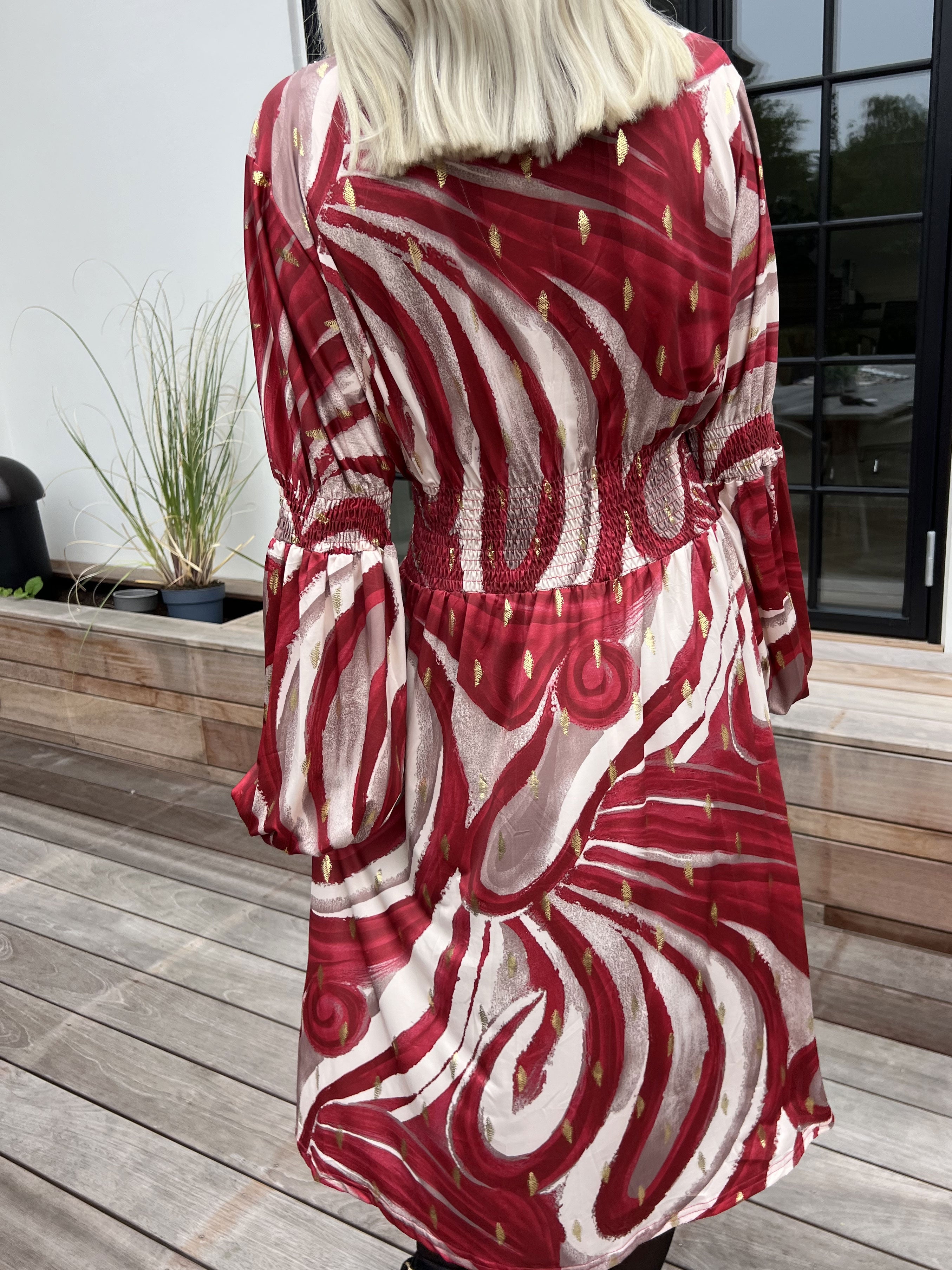 Paige Swirls - Elastisk mønstret kjole med smock og knapper ved brystet