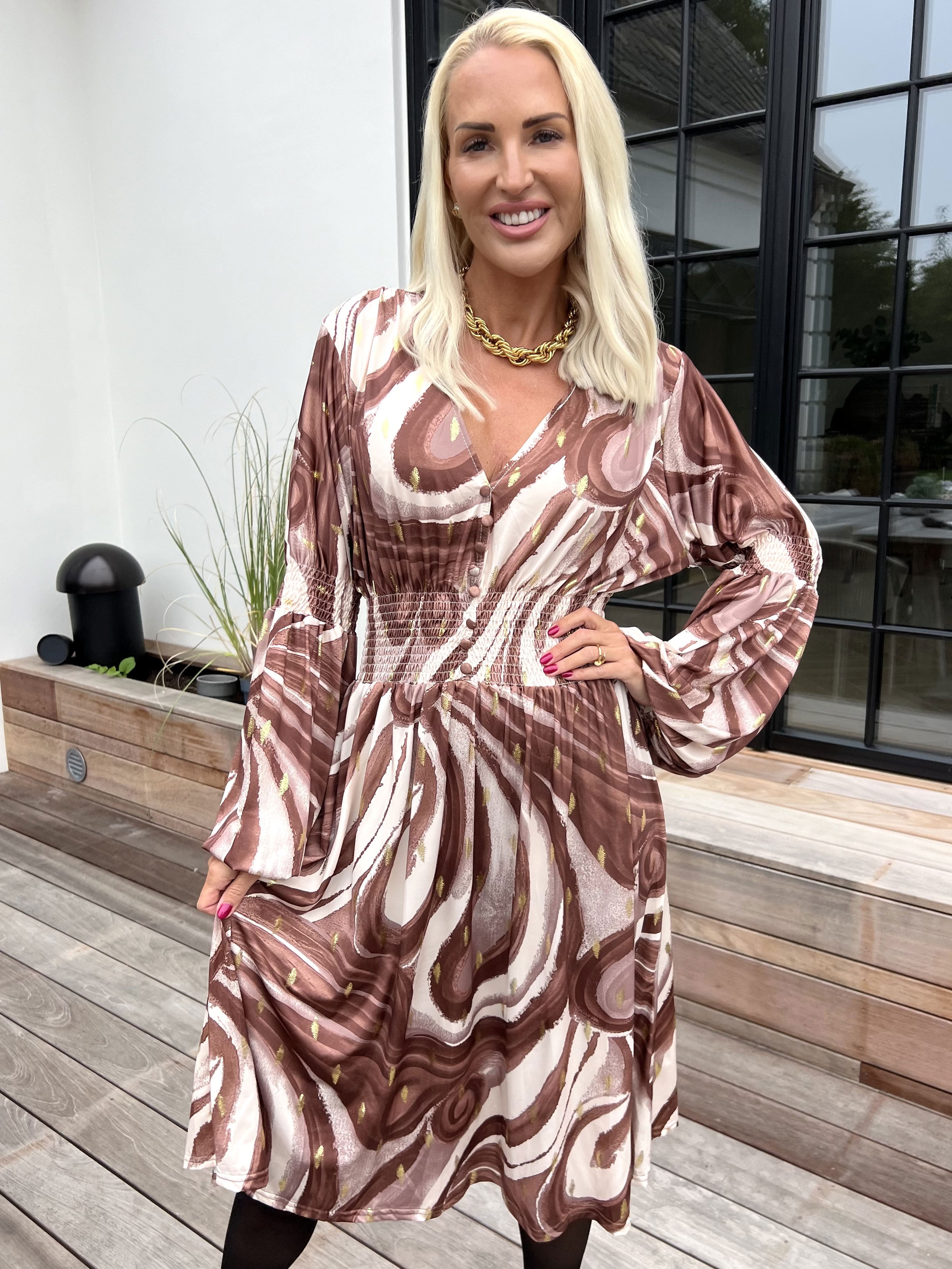 Paige Swirls - Elastisk mønstret kjole med smock og knapper ved brystet