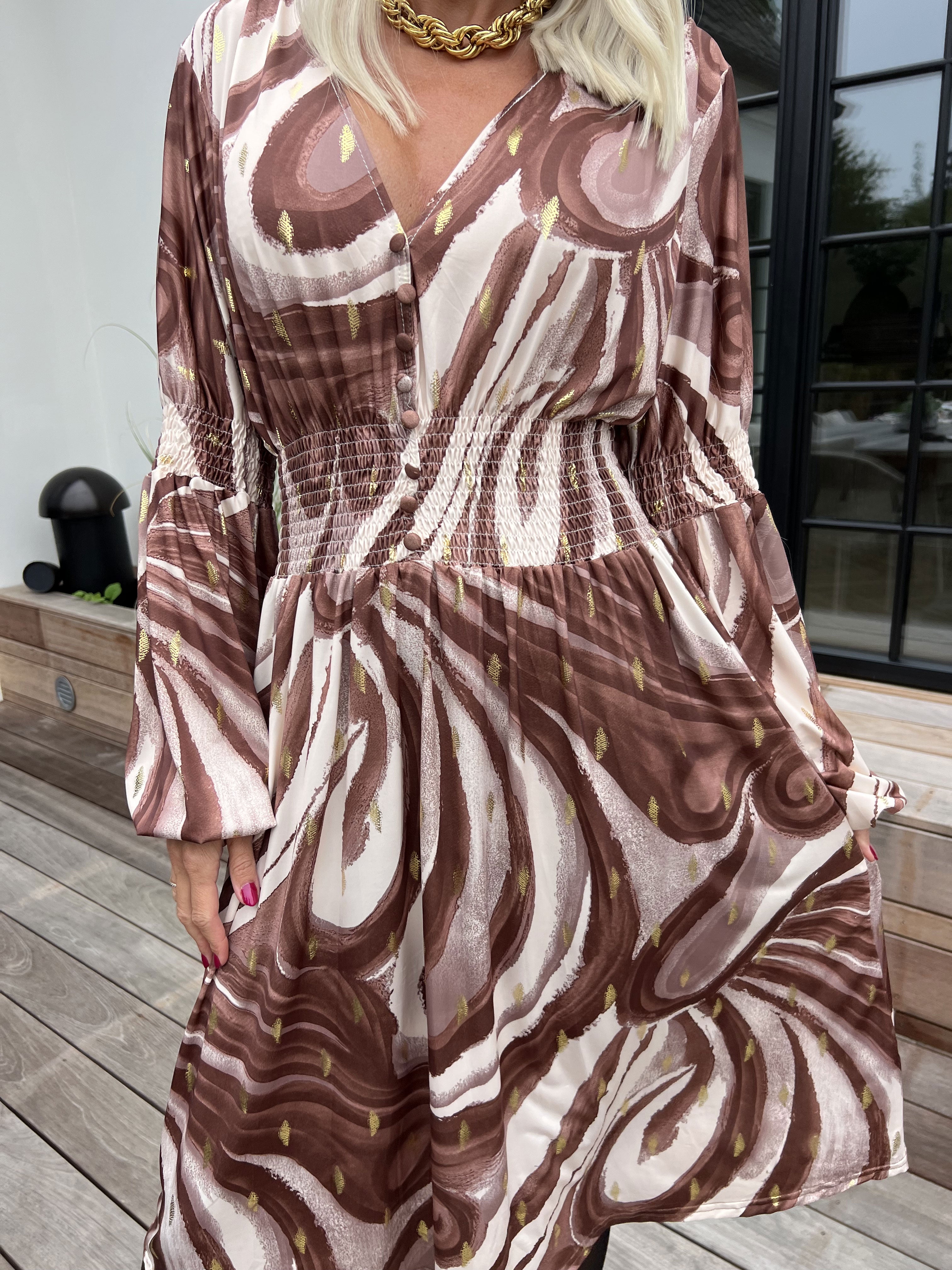 Paige Swirls - Elastisk mønstret kjole med smock og knapper ved brystet