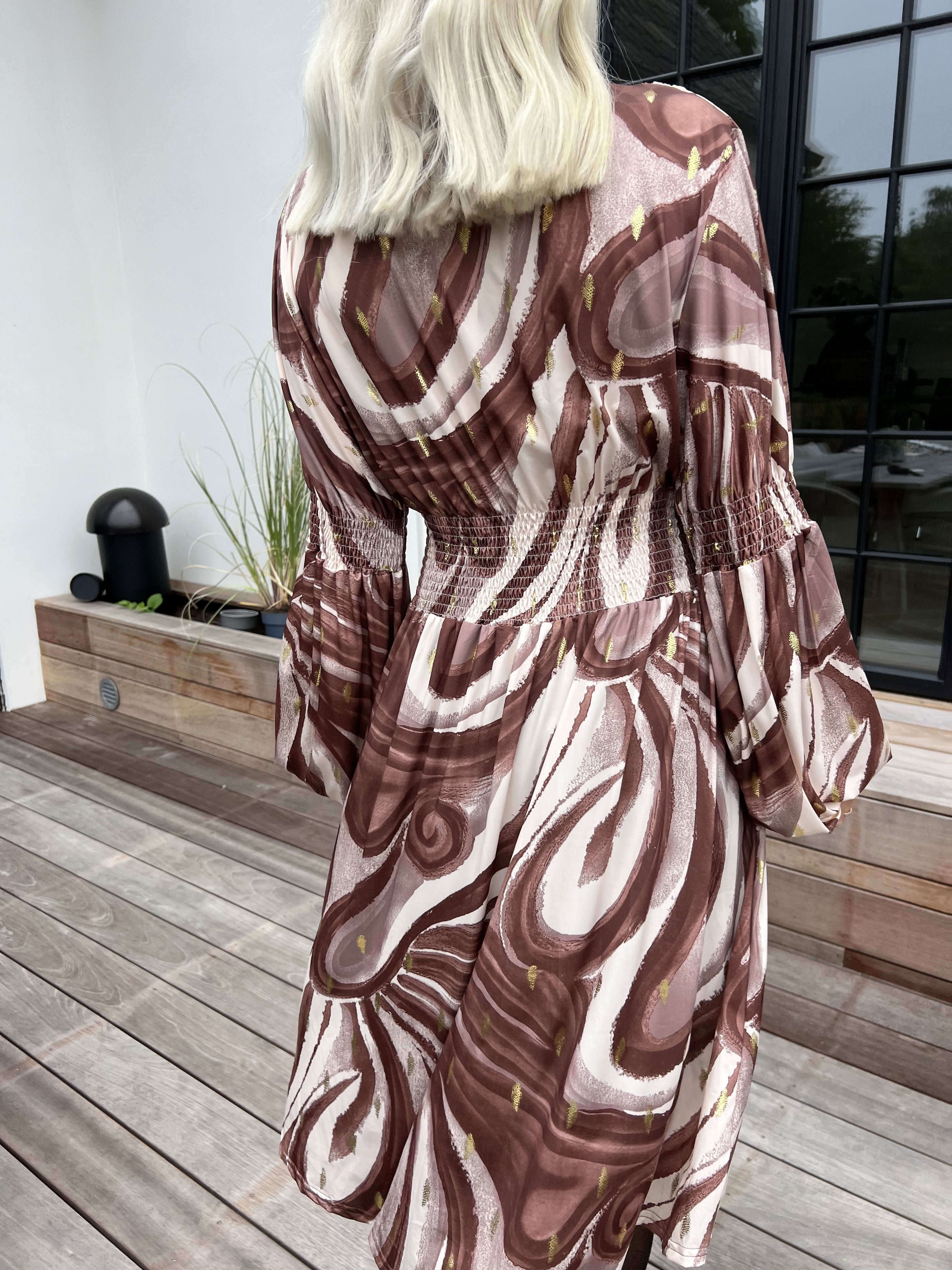 Paige Swirls - Elastisk mønstret kjole med smock og knapper ved brystet