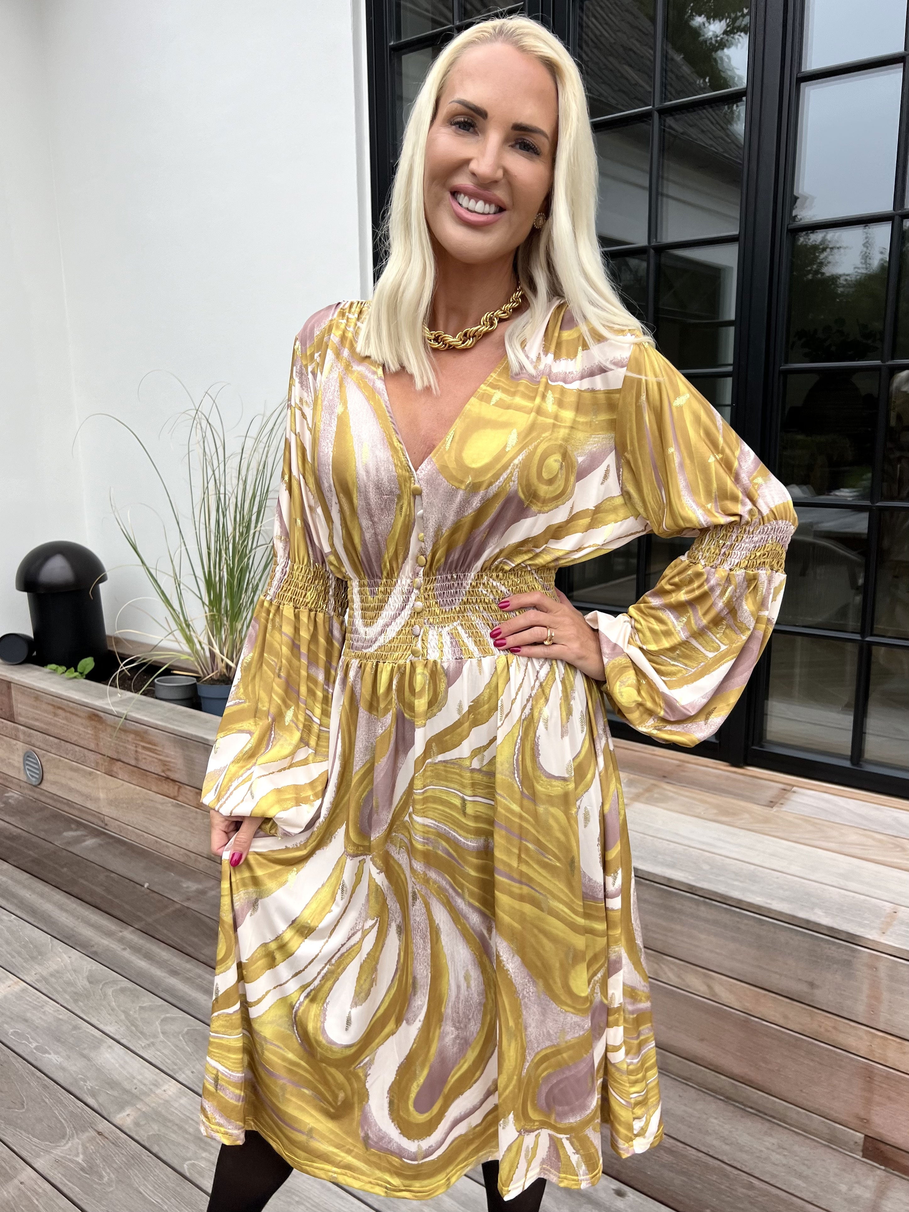 Paige Swirls - Elastisk mønstret kjole med smock og knapper ved brystet