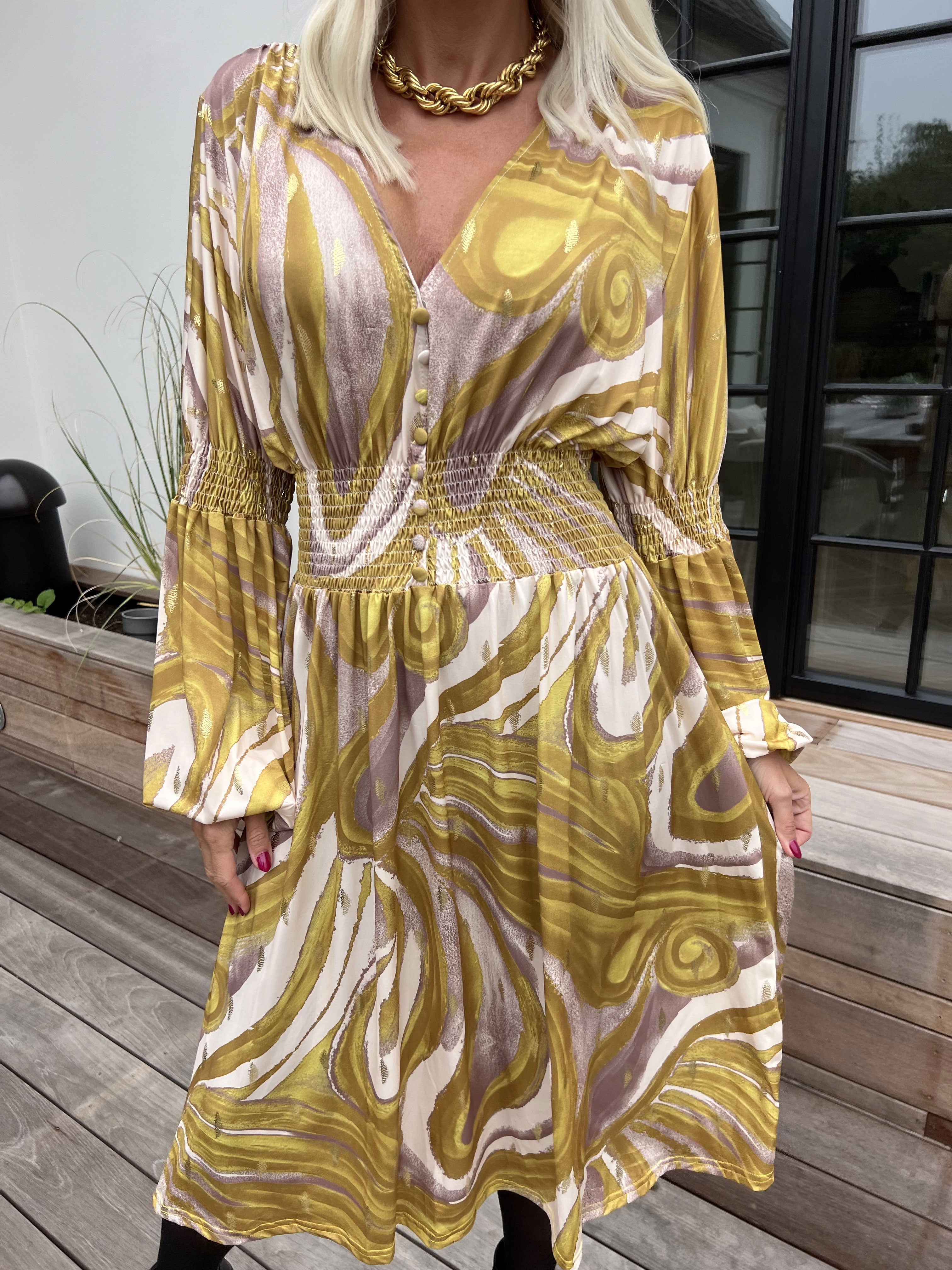 Paige Swirls - Elastisk mønstret kjole med smock og knapper ved brystet