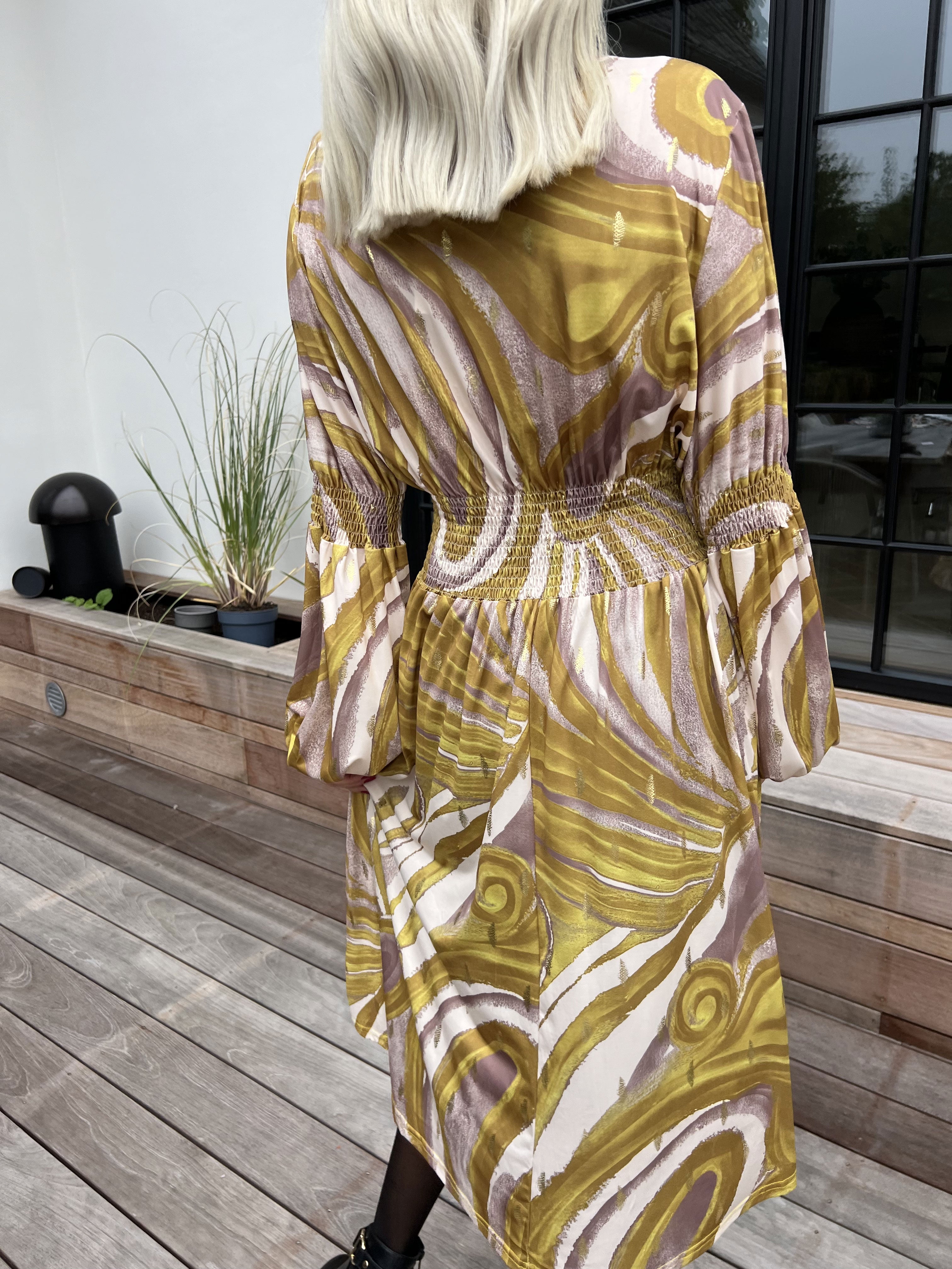 Paige Swirls - Elastisk mønstret kjole med smock og knapper ved brystet