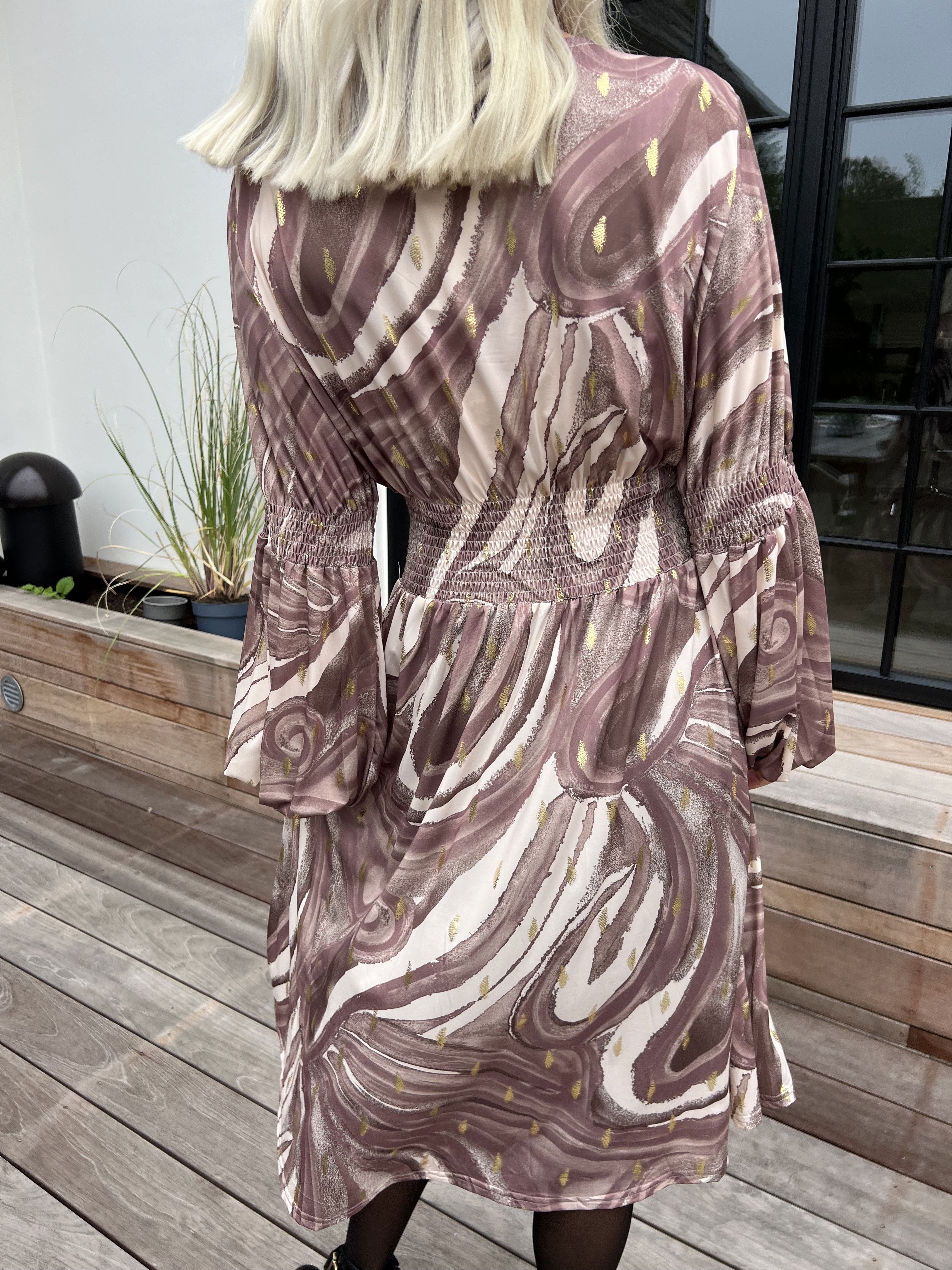 Paige Swirls - Elastisk mønstret kjole med smock og knapper ved brystet