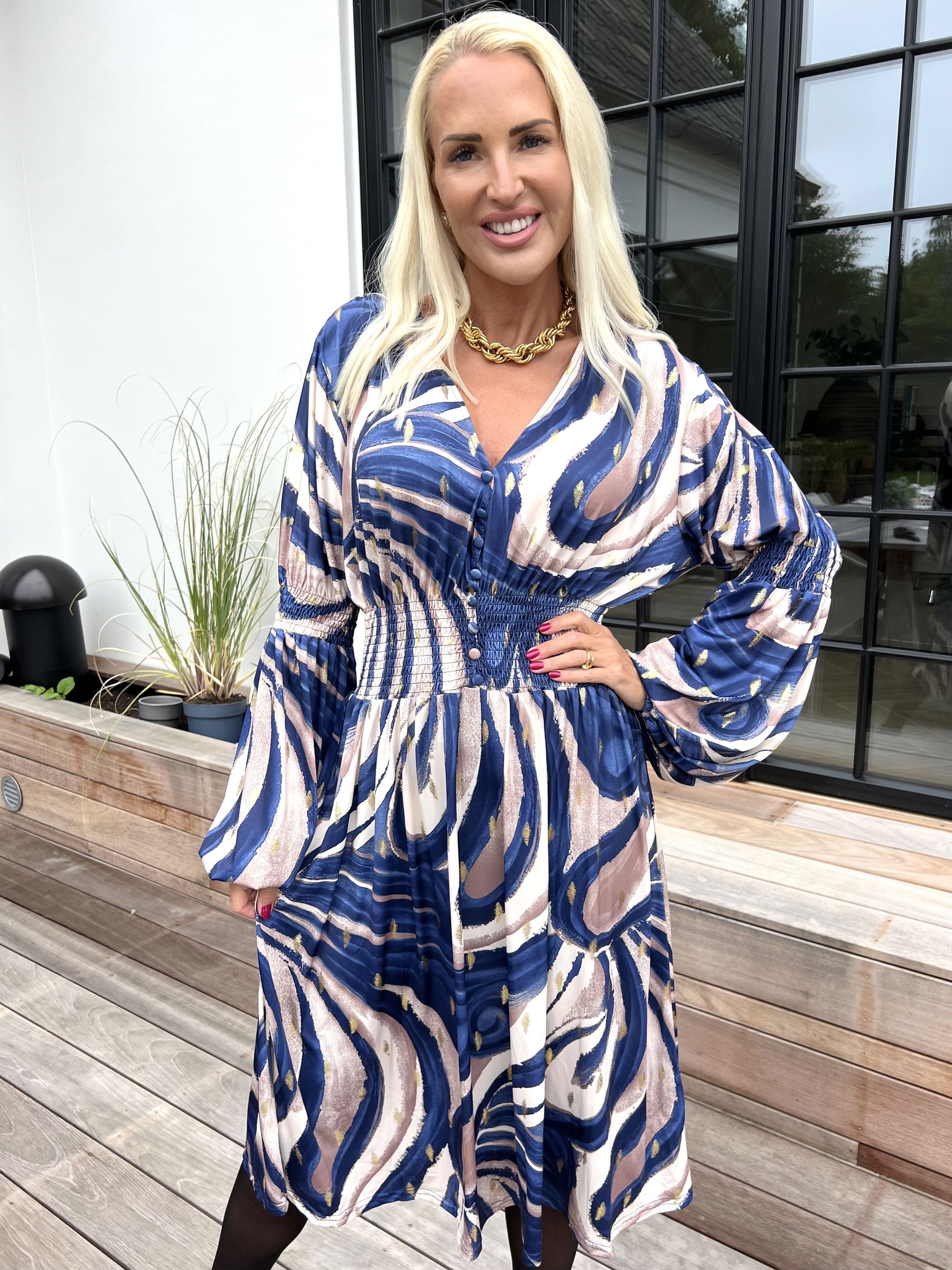 Paige Swirls - Elastisk mønstret kjole med smock og knapper ved brystet