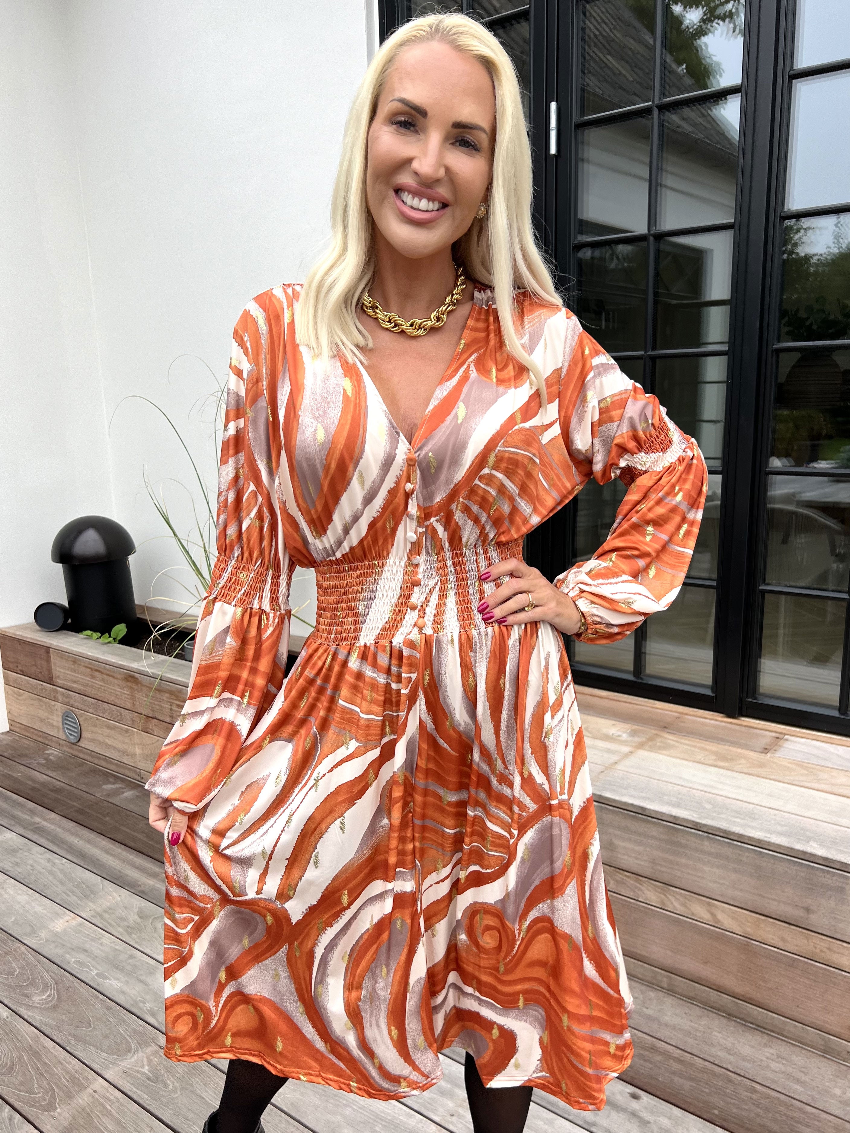 Paige Swirls - Elastisk mønstret kjole med smock og knapper ved brystet