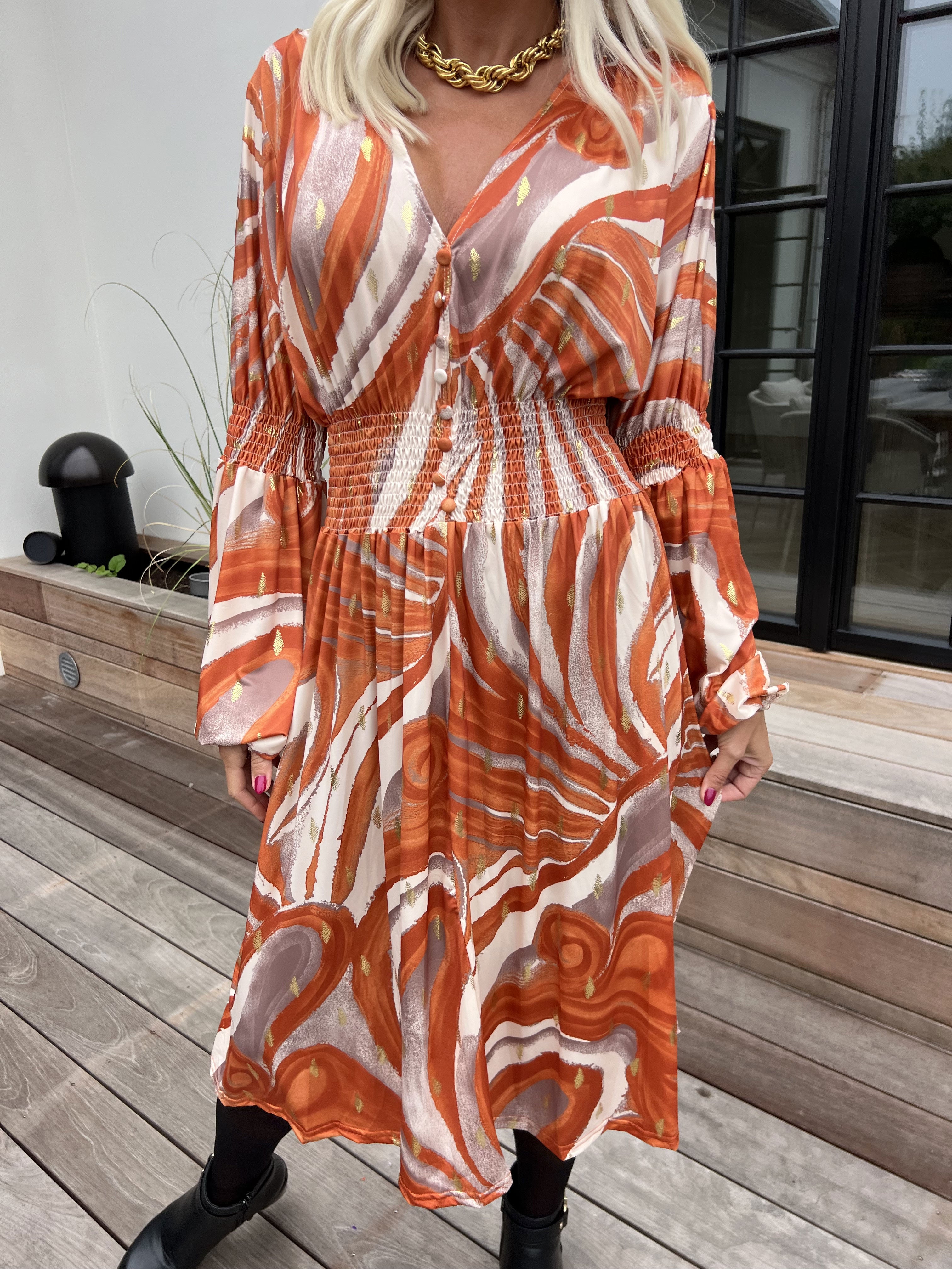 Paige Swirls - Elastisk mønstret kjole med smock og knapper ved brystet