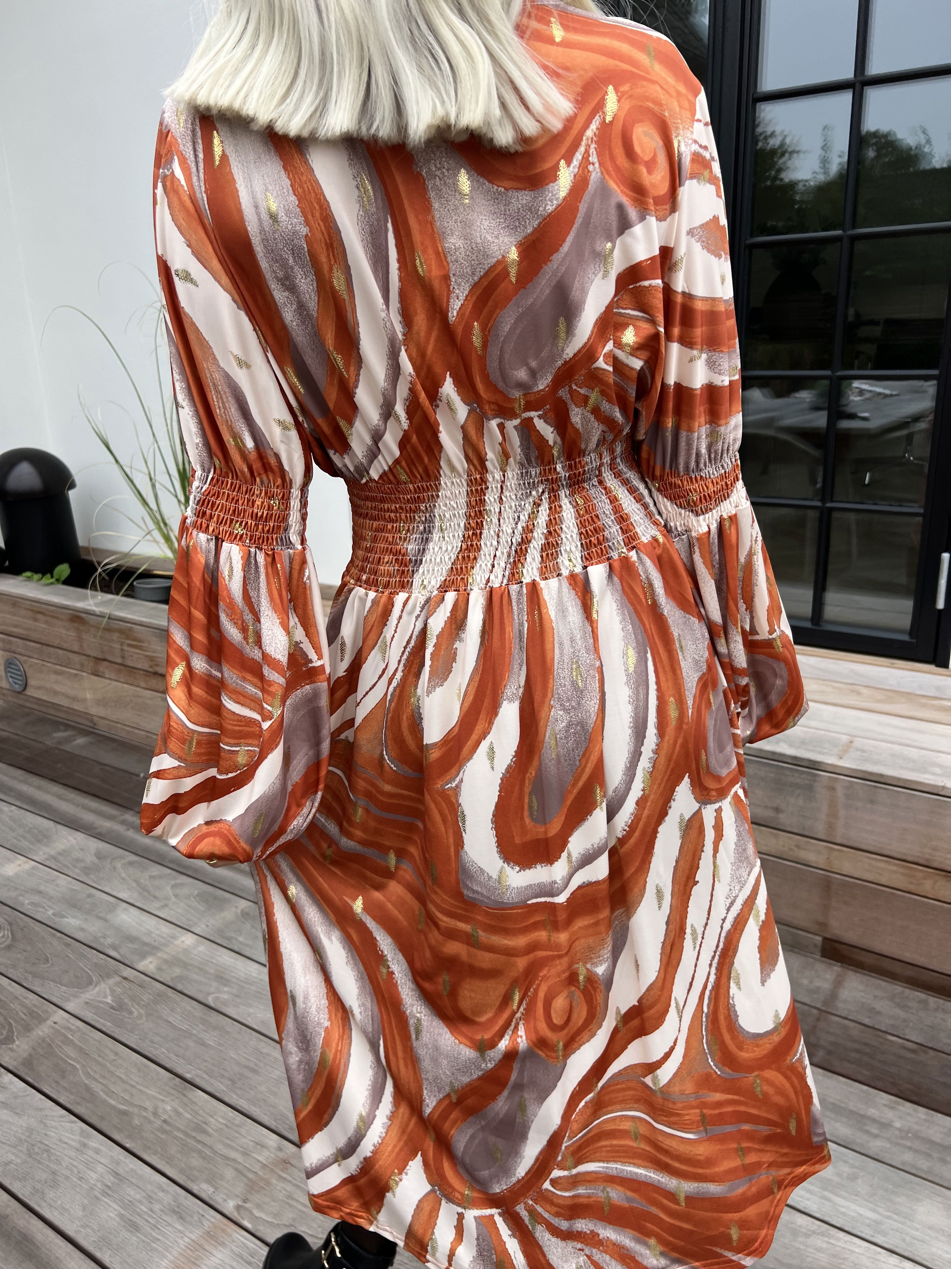 Paige Swirls - Elastisk mønstret kjole med smock og knapper ved brystet