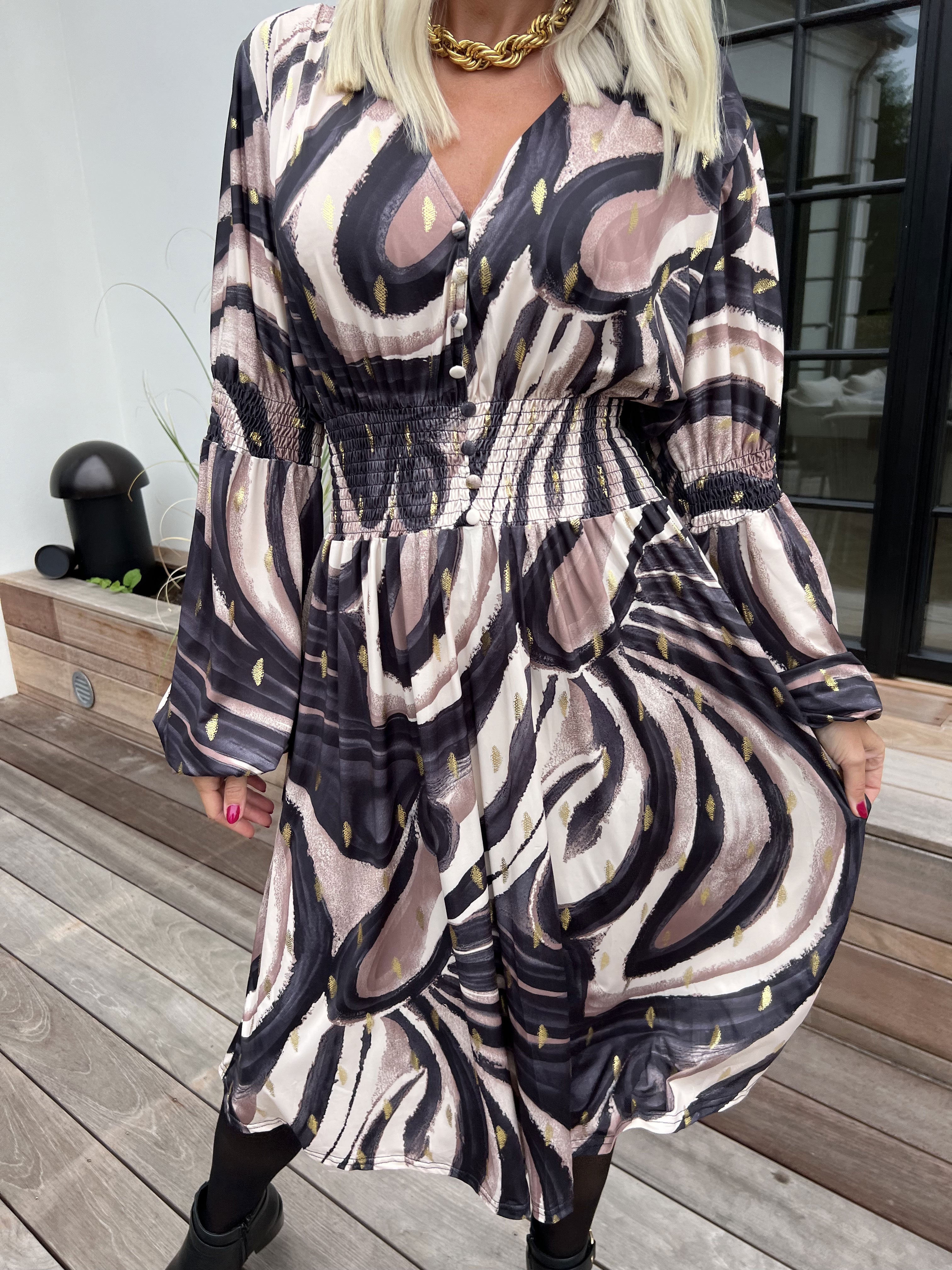 Paige Swirls - Elastisk mønstret kjole med smock og knapper ved brystet