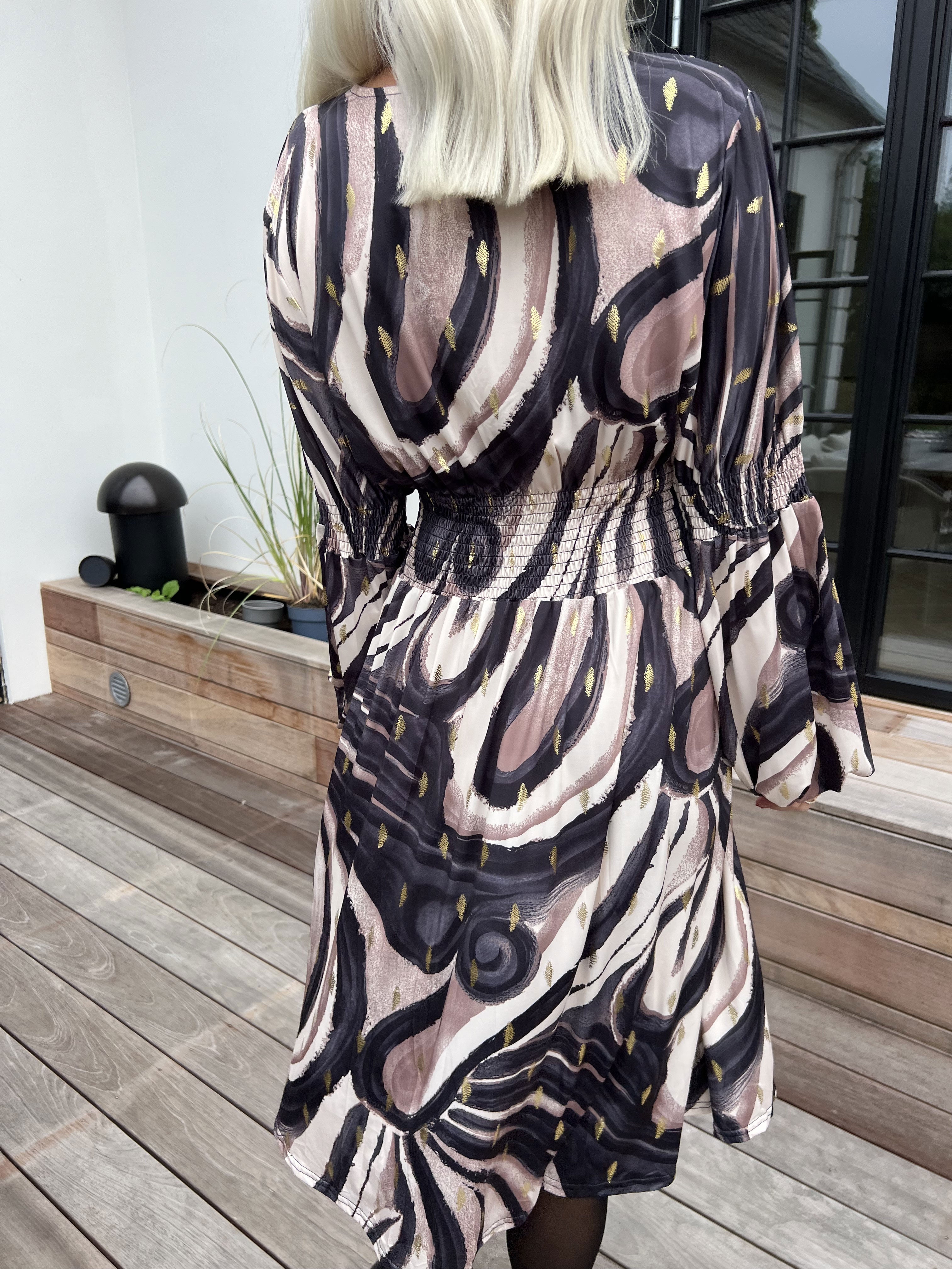 Paige Swirls - Elastisk mønstret kjole med smock og knapper ved brystet